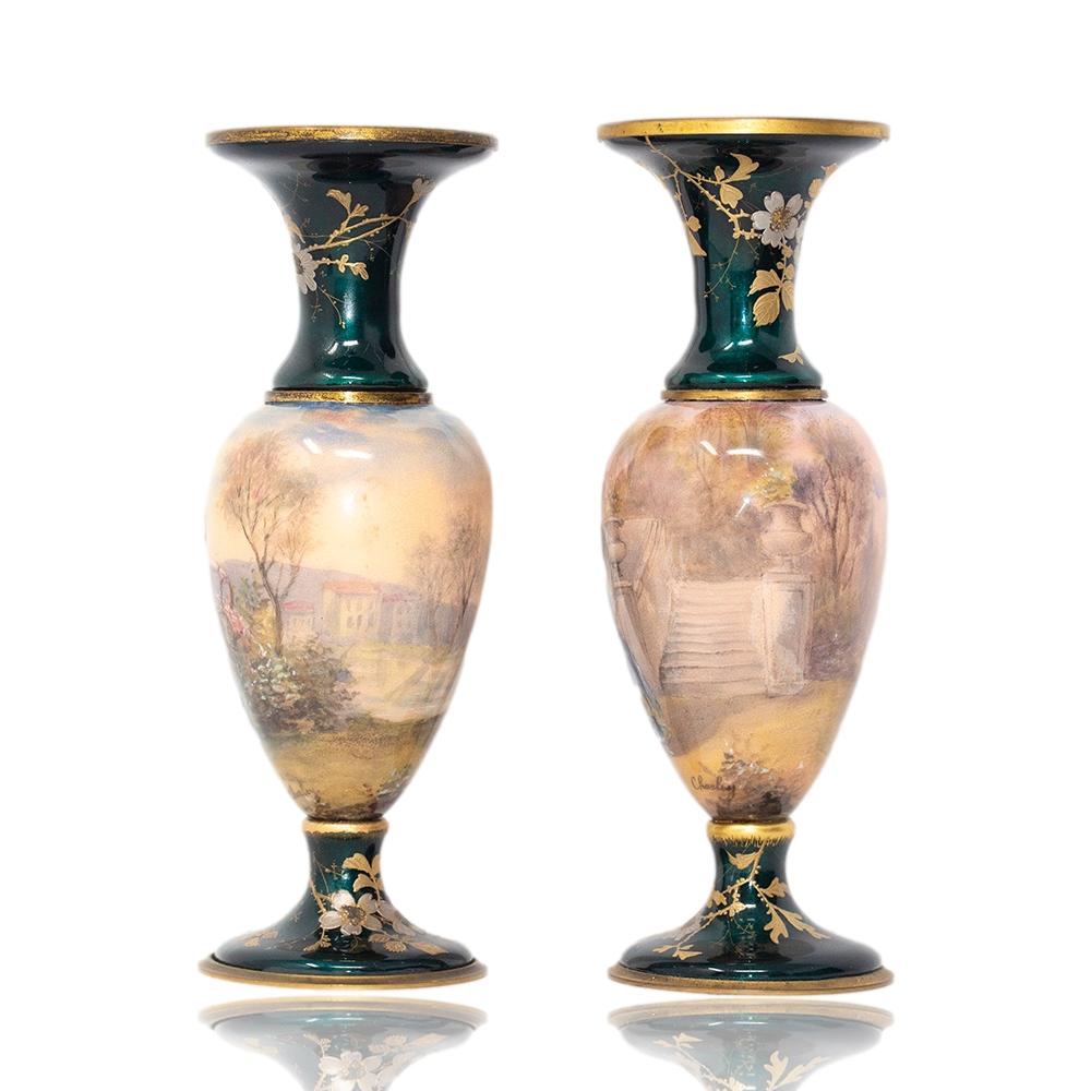 Belle Epoque Circa 1880

Nous avons le plaisir de vous présenter cette paire de vases anciens en émail de Limoges, issus de notre Collectional. Les vases français de Limoges avec des corps ovales centraux montés avec des bords supérieurs et
