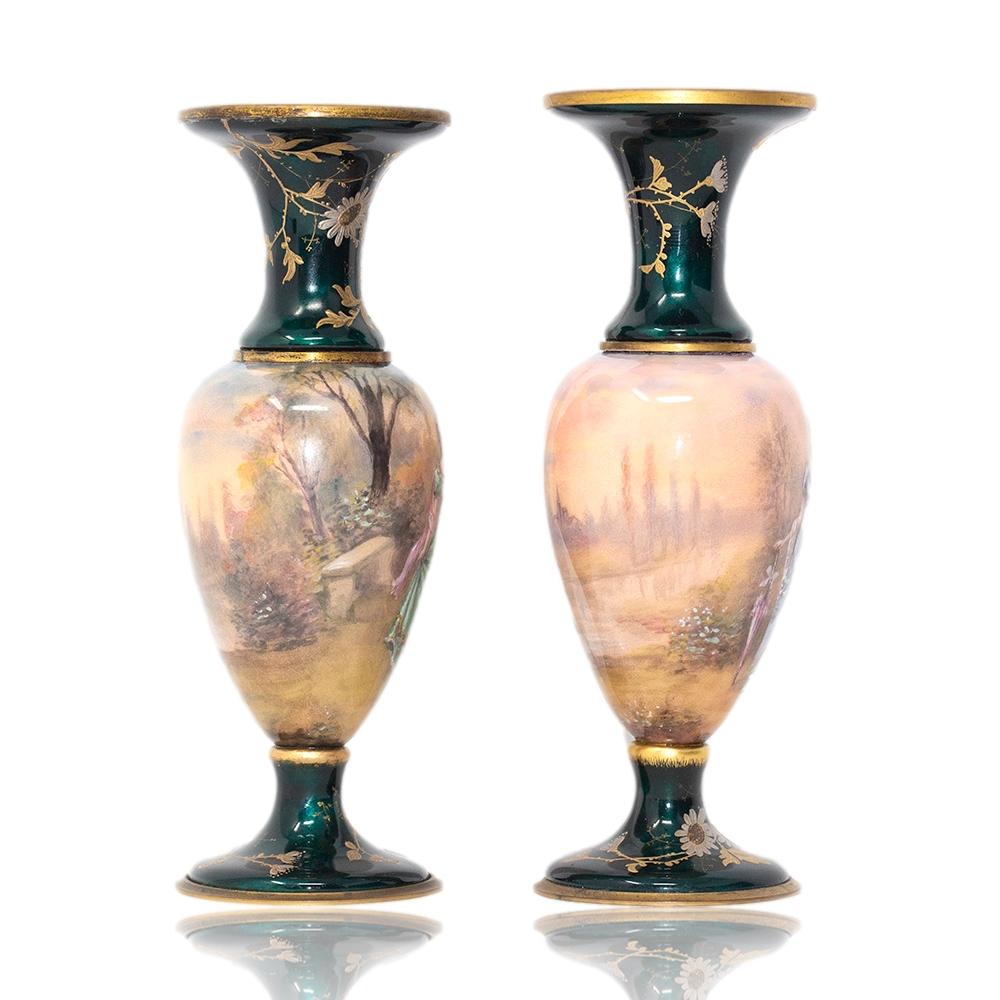 Français Paire de vases français anciens en émail de Limoges en vente