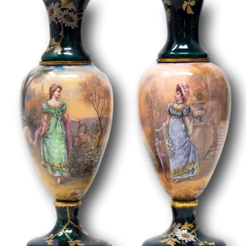 Moulage Paire de vases français anciens en émail de Limoges en vente
