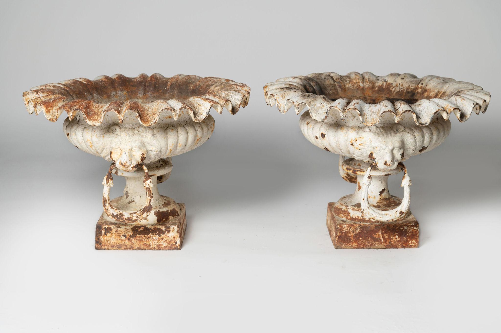 Großes Paar antiker französischer Gusseisen-Urnen mit Löwenkopf aus dem 19. Jahrhundert, originaler Anstrich. Kein Schaden.

Breite: 21 