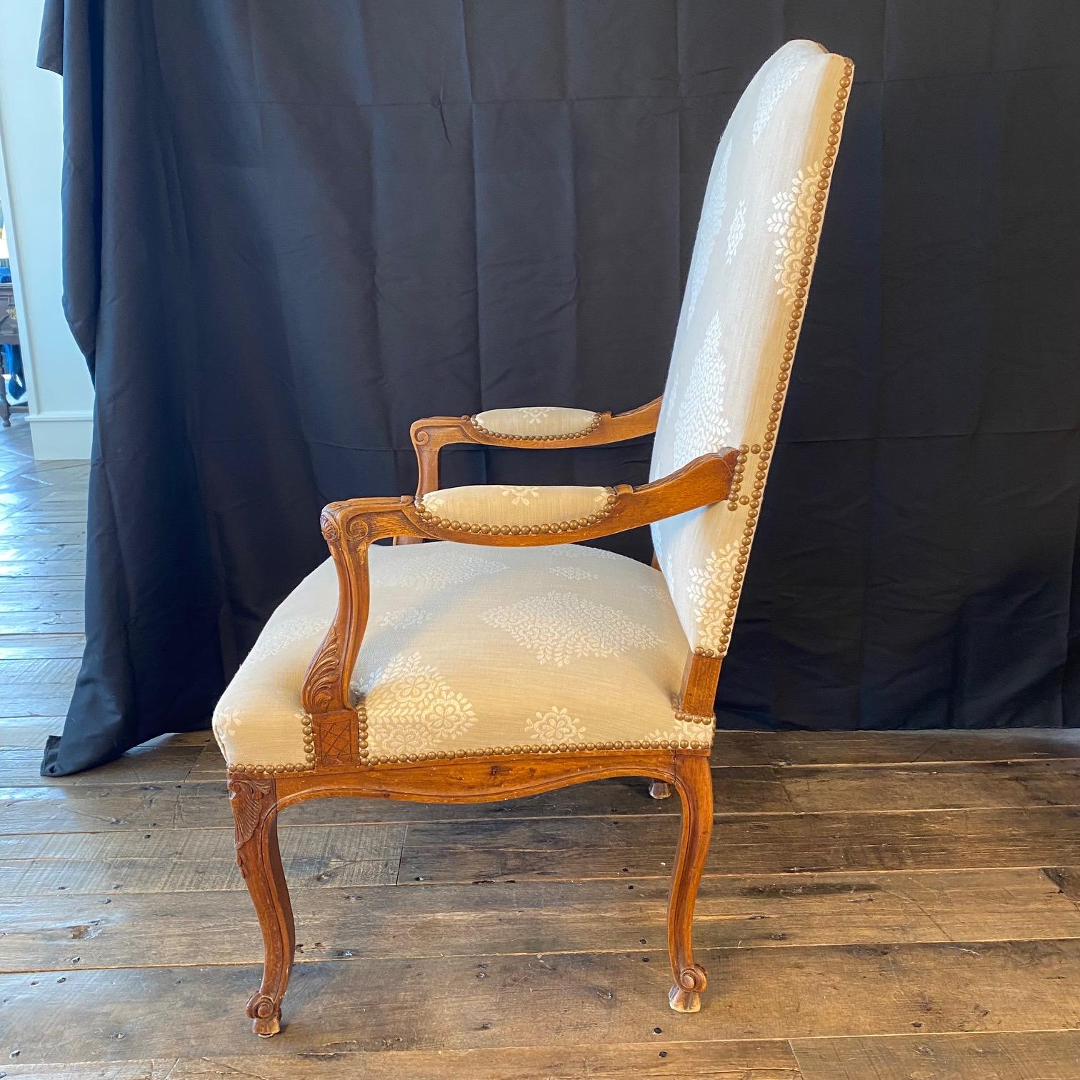 Antique French Pair of Louis XV Carved Walnut Armchairs or Fauteuils en venta 5