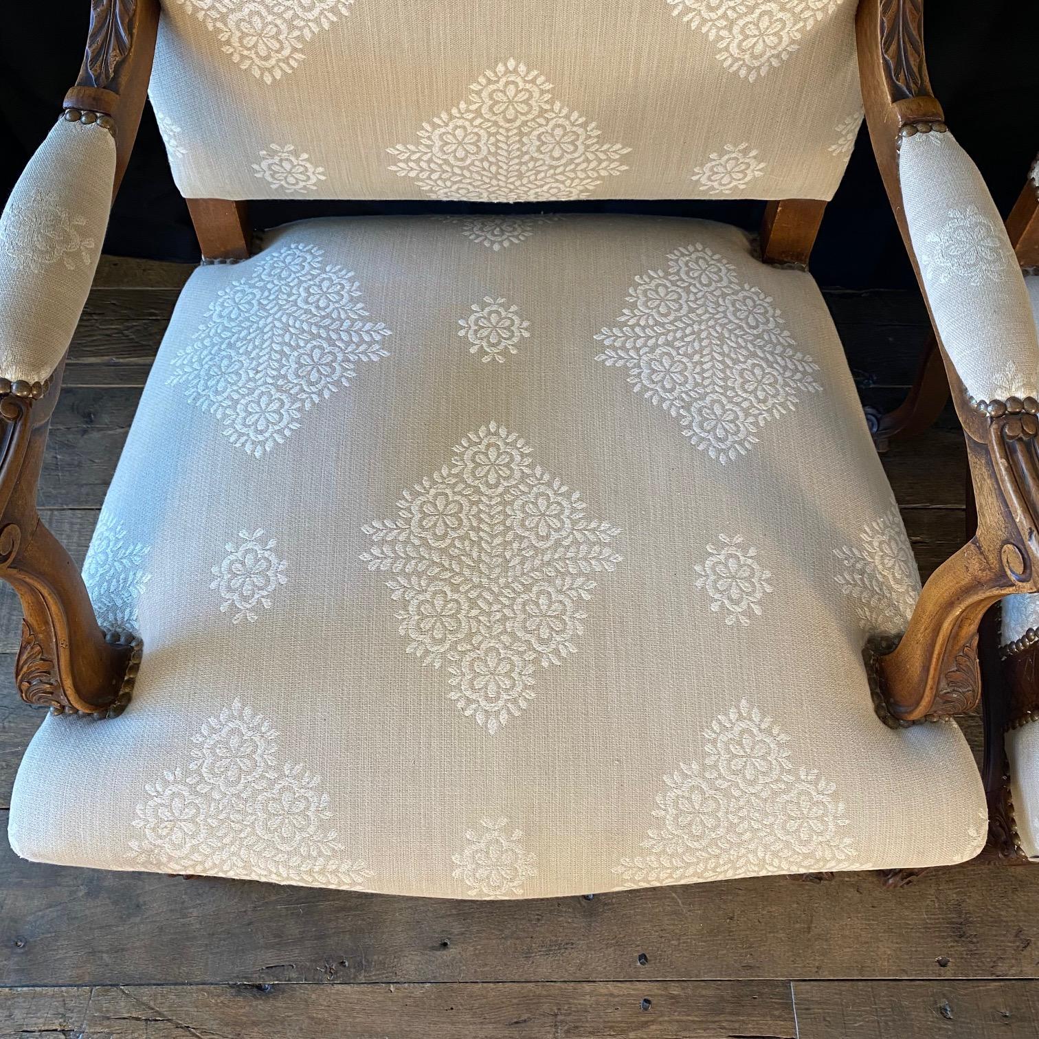Antique French Pair of Louis XV Carved Walnut Armchairs or Fauteuils en venta 7