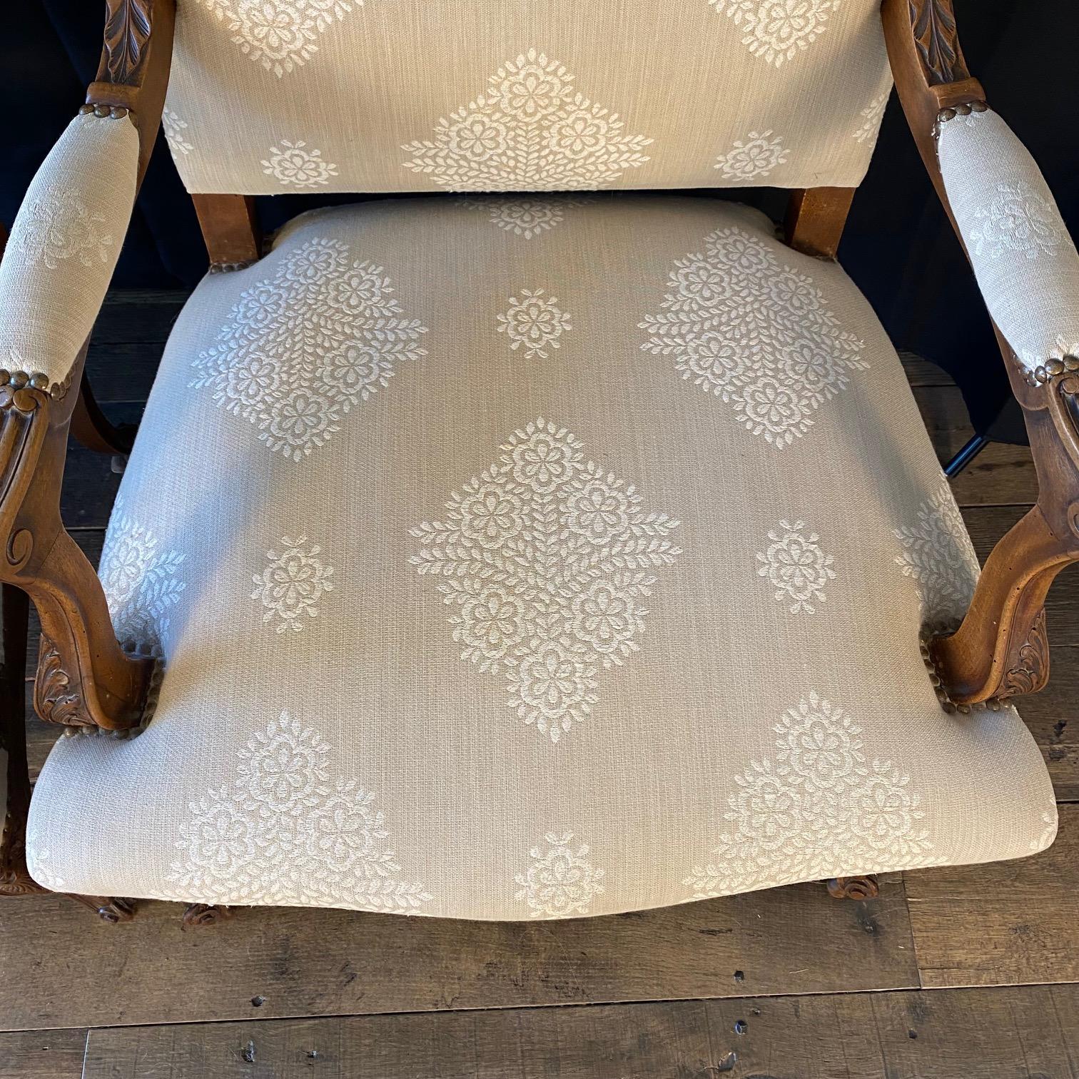 Antique French Pair of Louis XV Carved Walnut Armchairs or Fauteuils en venta 8