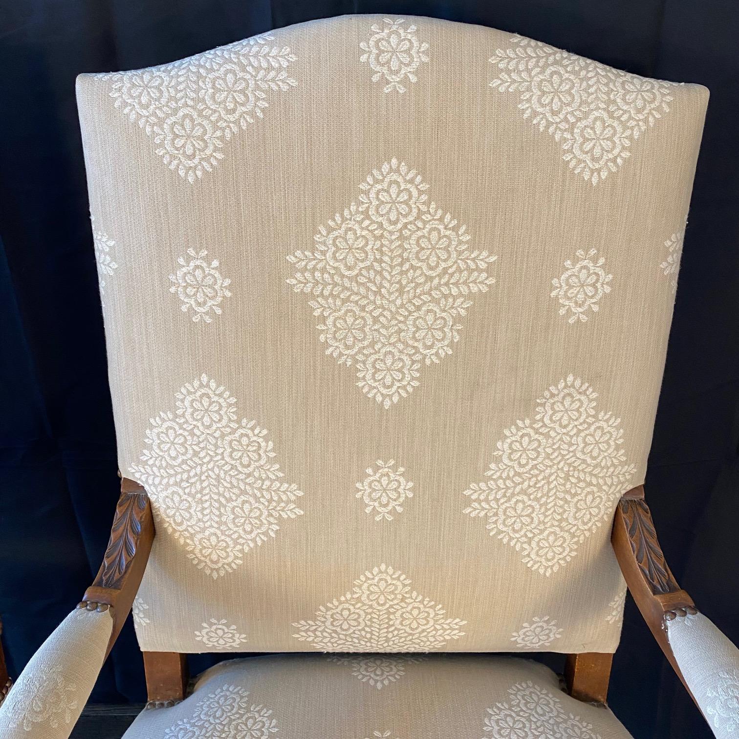 Antique French Pair of Louis XV Carved Walnut Armchairs or Fauteuils en venta 9