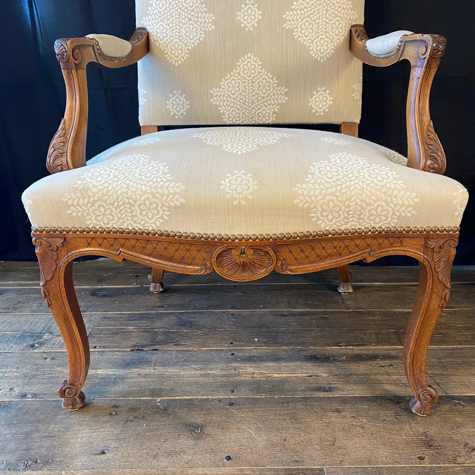 Antique French Pair of Louis XV Carved Walnut Armchairs or Fauteuils Luis XV en venta