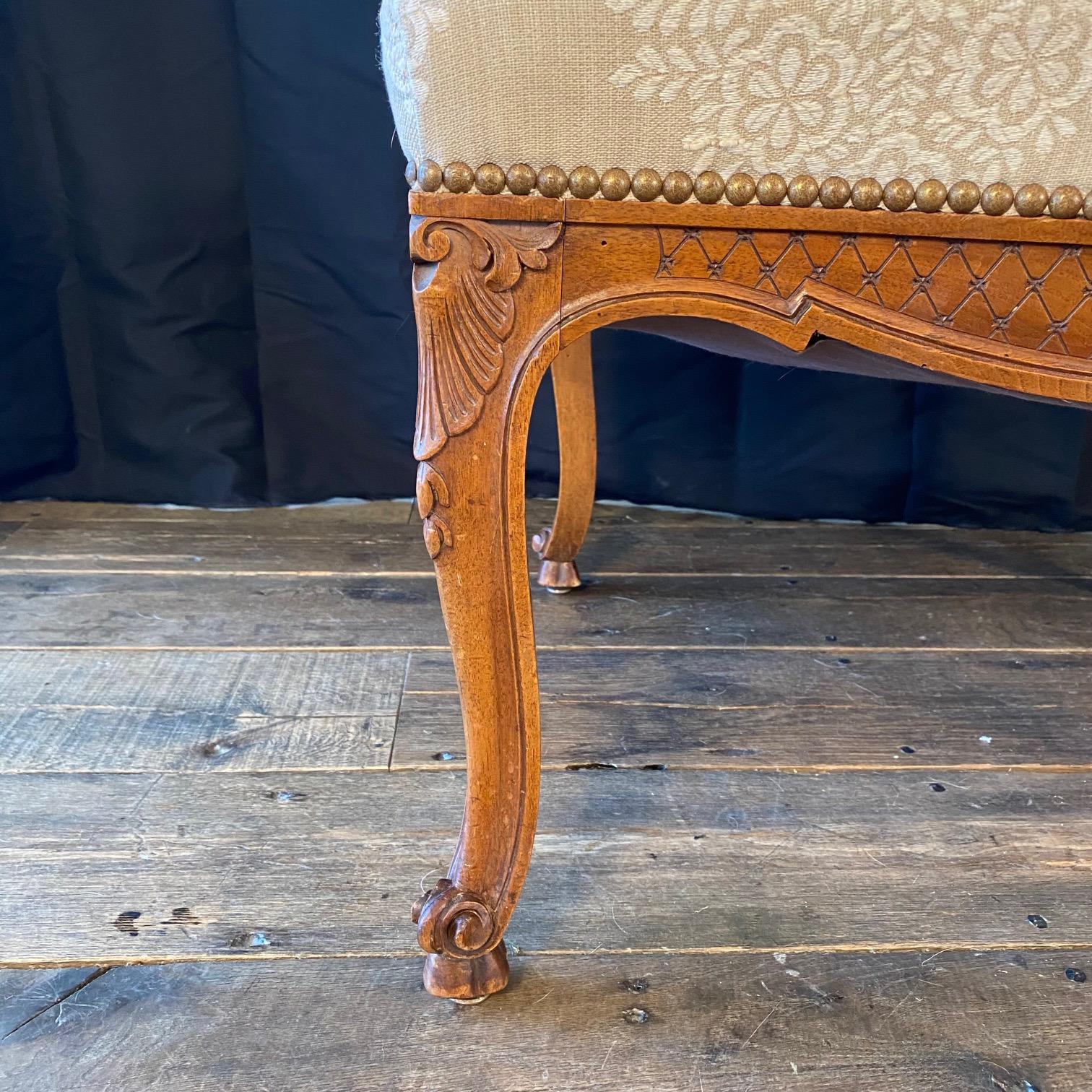 Antique French Pair of Louis XV Carved Walnut Armchairs or Fauteuils Francés en venta