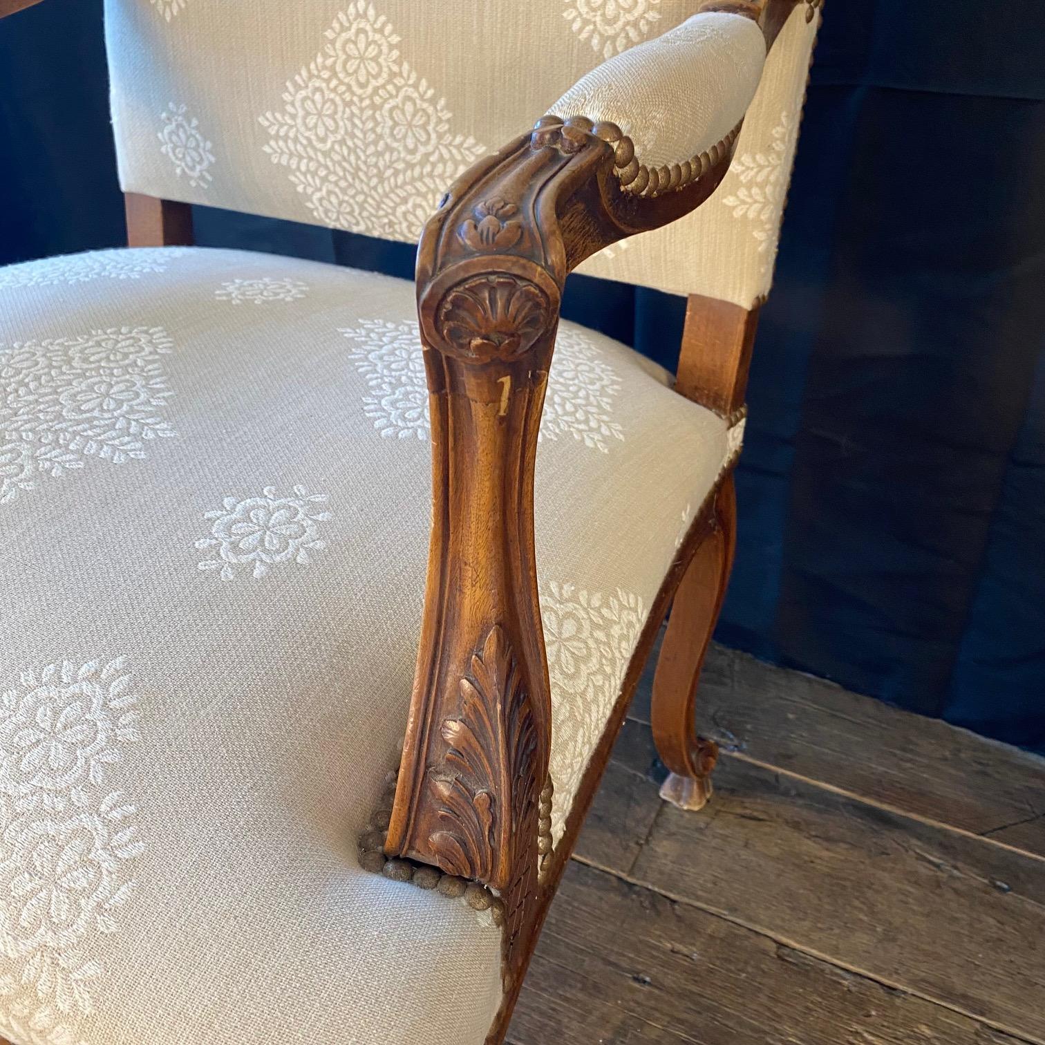 Antique French Pair of Louis XV Carved Walnut Armchairs or Fauteuils en Bueno estado para la venta en Hopewell, NJ