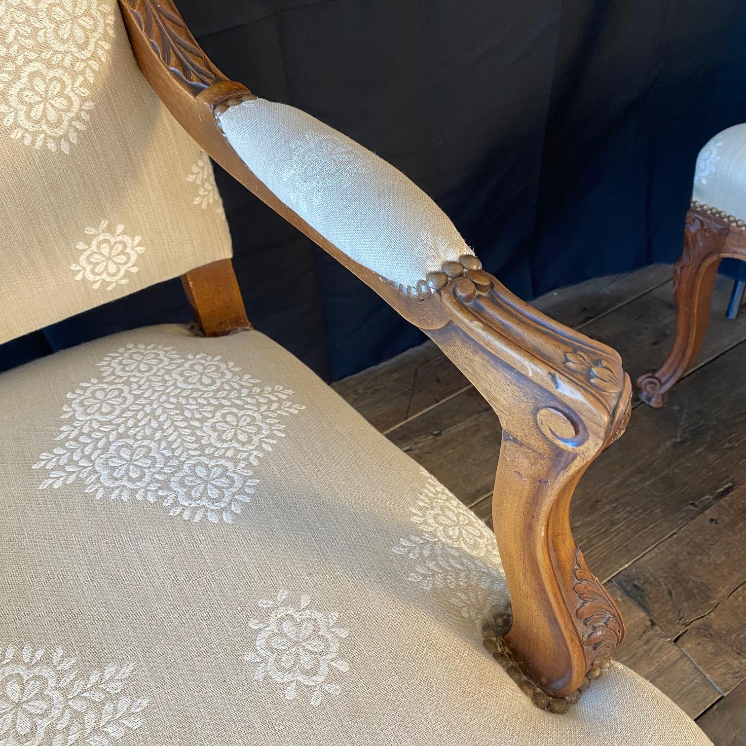 Antique French Pair of Louis XV Carved Walnut Armchairs or Fauteuils siglo XIX en venta