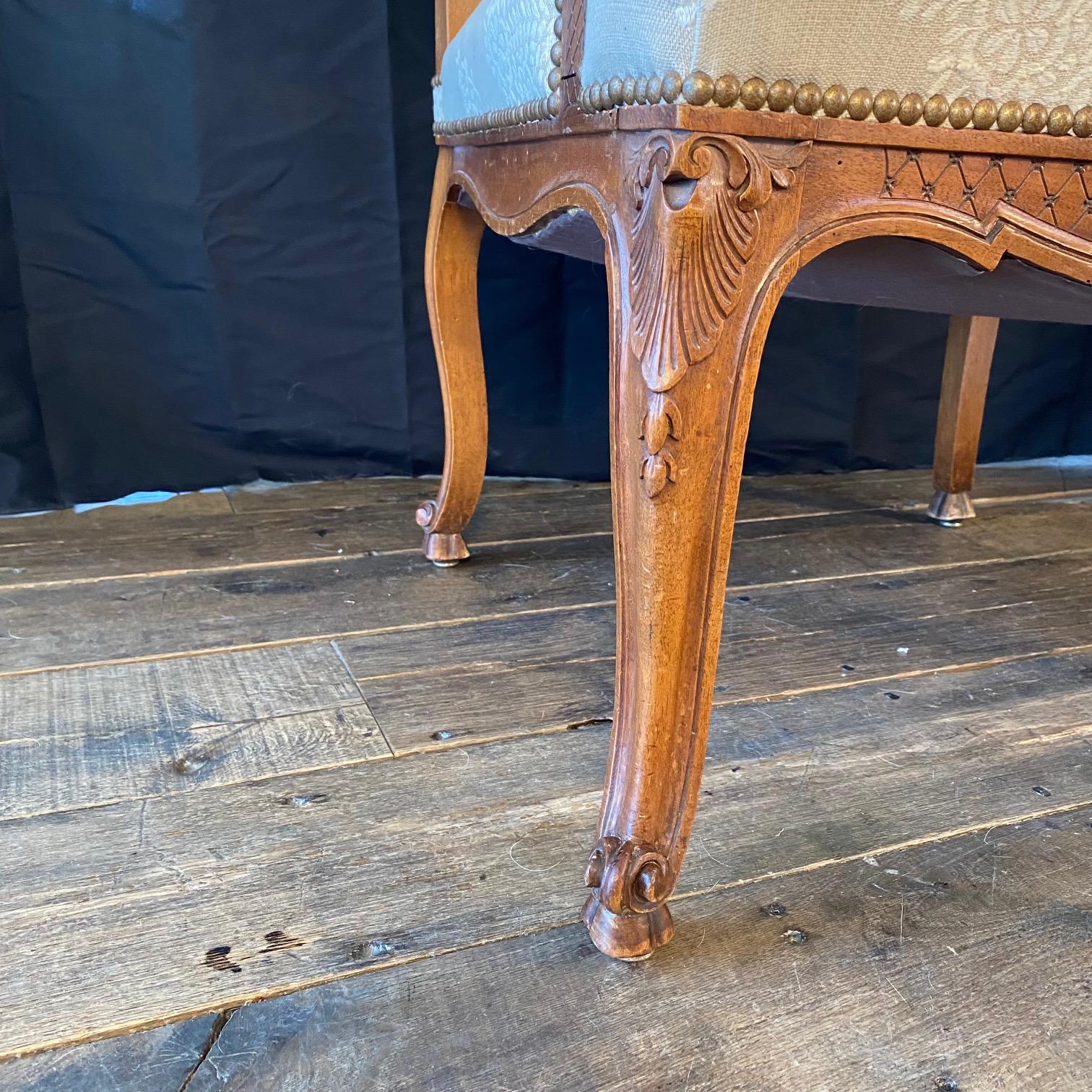 Antique French Pair of Louis XV Carved Walnut Armchairs or Fauteuils Tapicería en venta