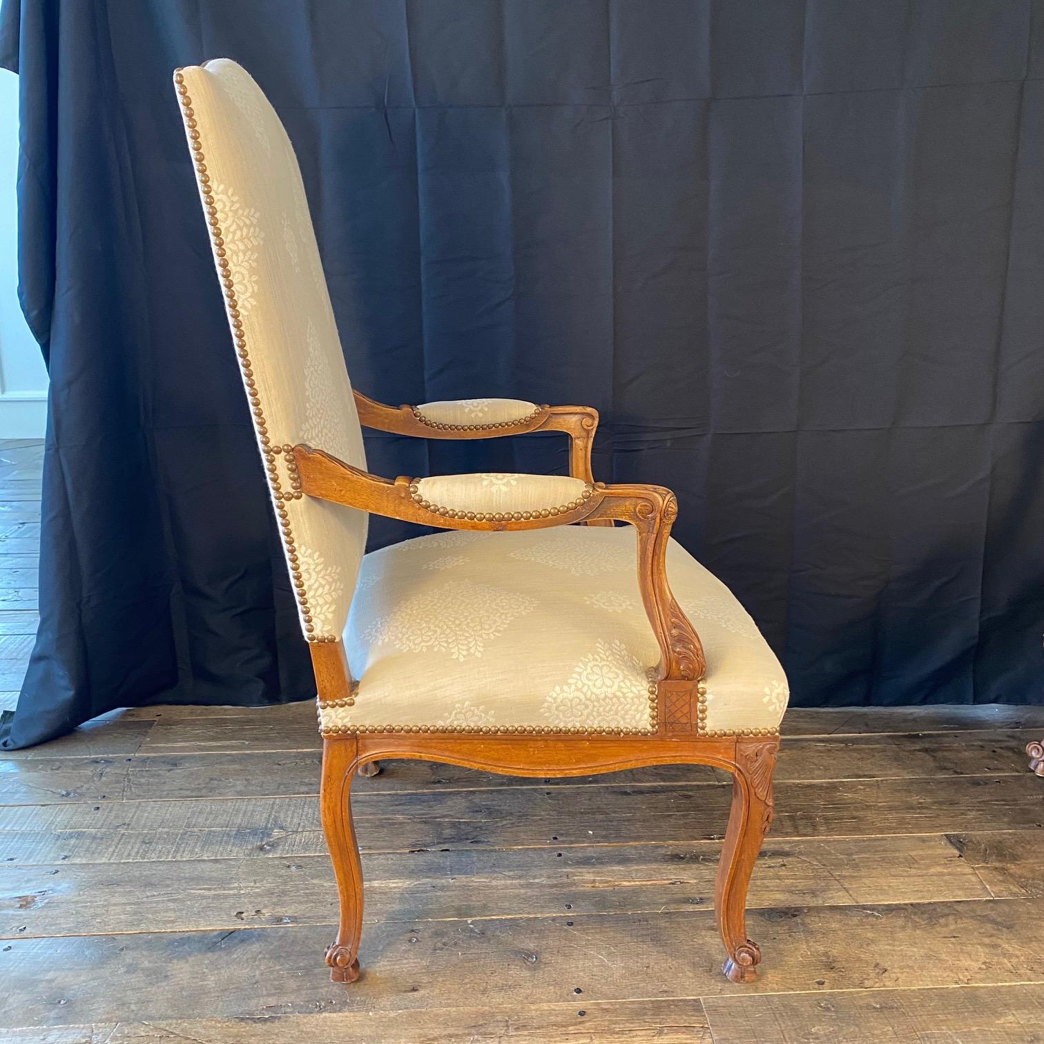Antique French Pair of Louis XV Carved Walnut Armchairs or Fauteuils en venta 1
