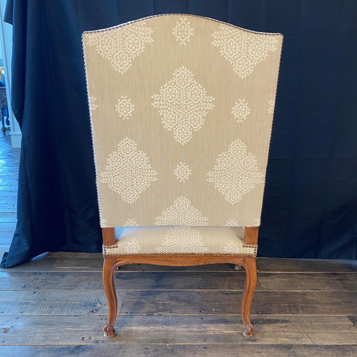 Antique French Pair of Louis XV Carved Walnut Armchairs or Fauteuils en venta 2