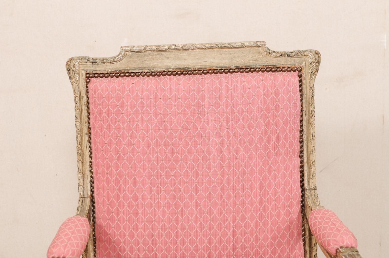 Paire de fauteuils français anciens de style Louis XV avec finition en bois d'origine en vente 1