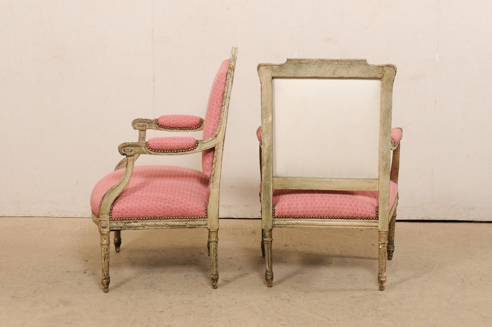 Paire de fauteuils français anciens de style Louis XV avec finition en bois d'origine en vente 3