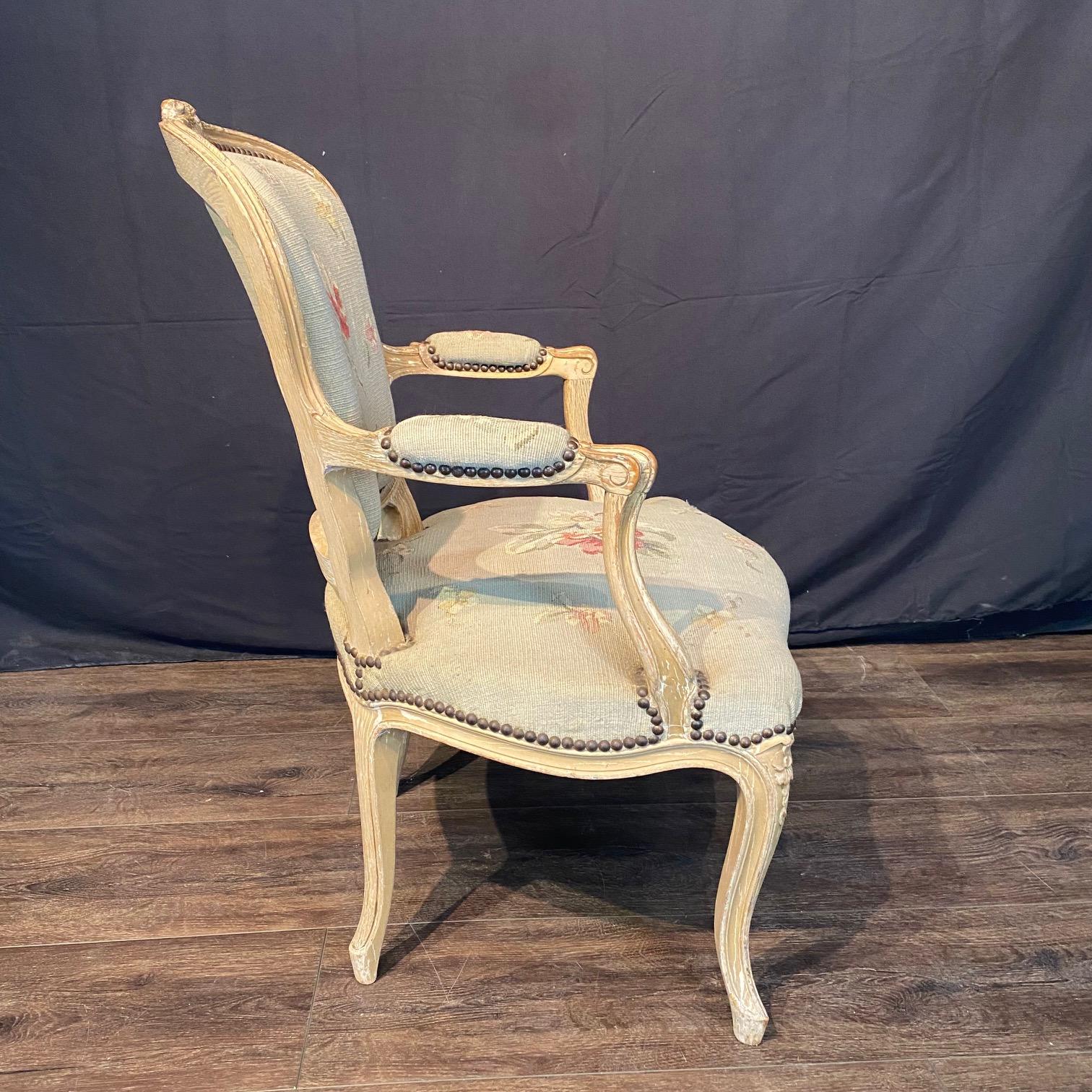 Antique French Pair of Painted Louis XV Armchairs Upholstered in Aubusson en venta 4