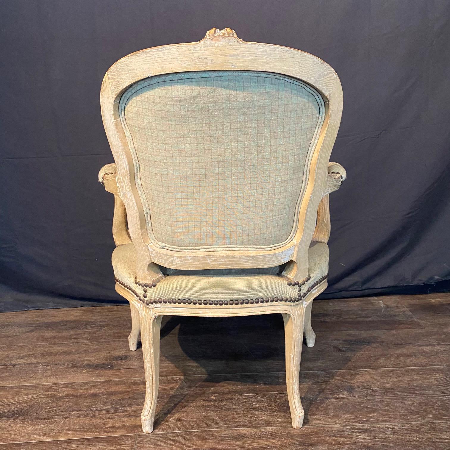 Antique French Pair of Painted Louis XV Armchairs Upholstered in Aubusson en venta 5