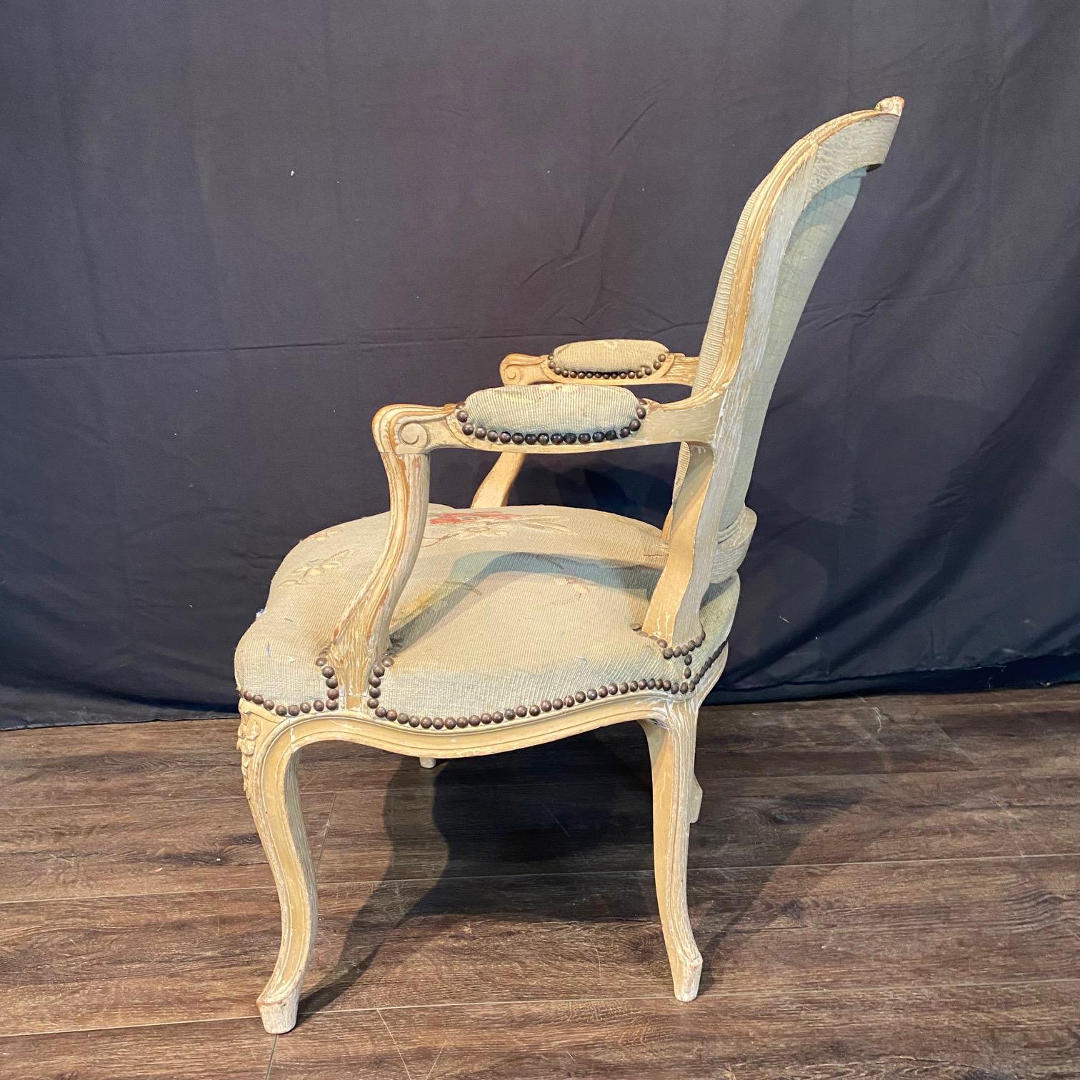 Antique French Pair of Painted Louis XV Armchairs Upholstered in Aubusson en venta 6