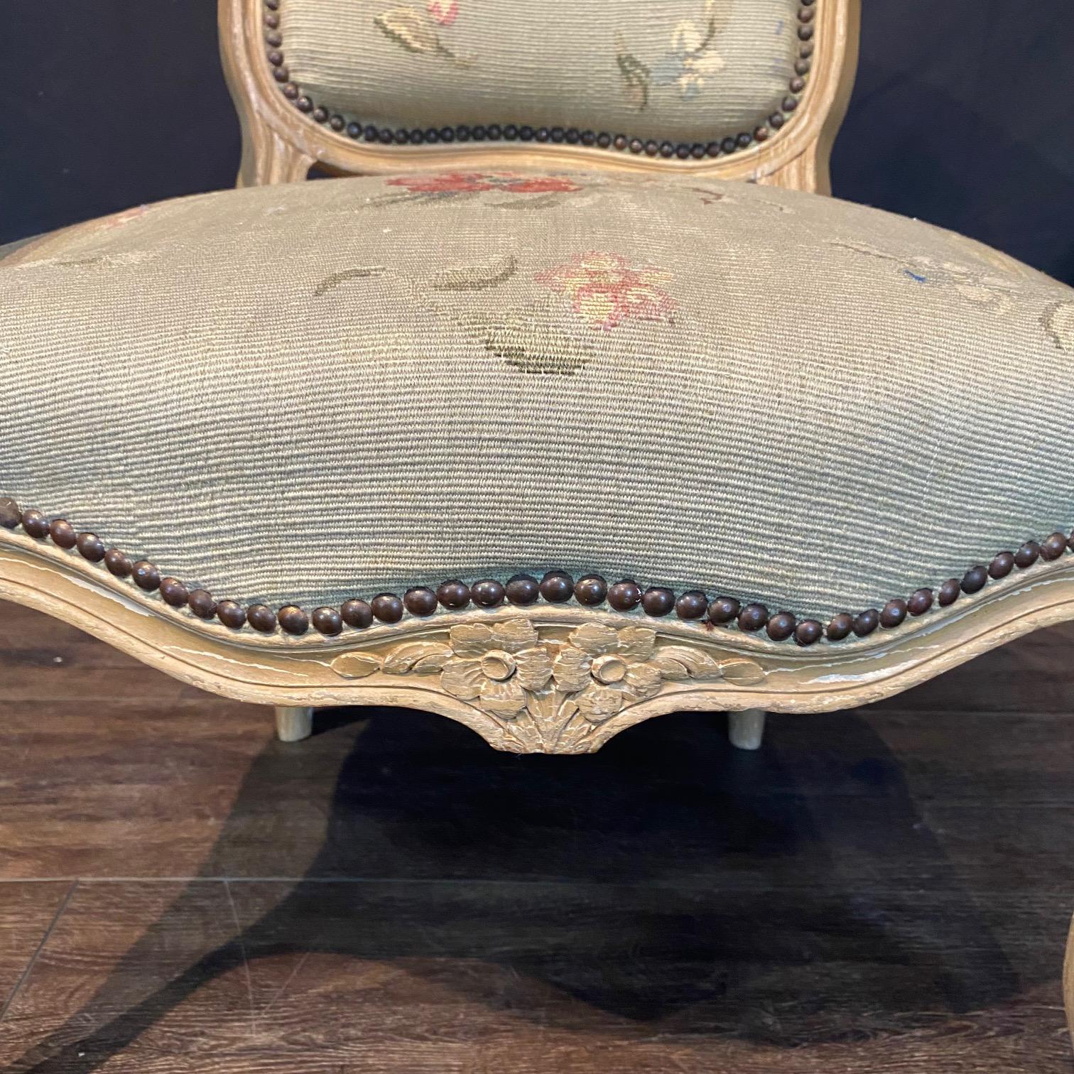 Antique French Pair of Painted Louis XV Armchairs Upholstered in Aubusson en venta 7