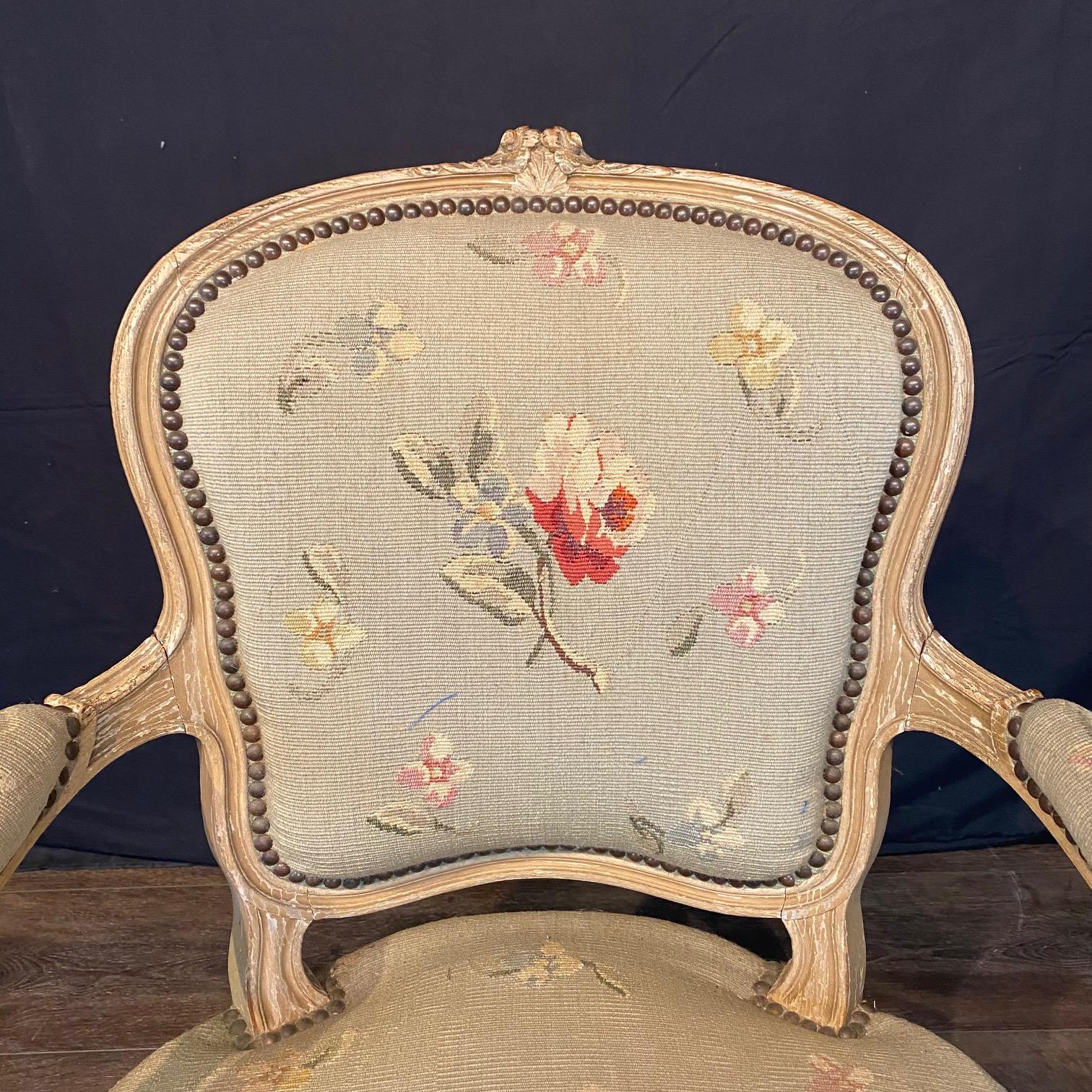 Antique French Pair of Painted Louis XV Armchairs Upholstered in Aubusson en venta 8