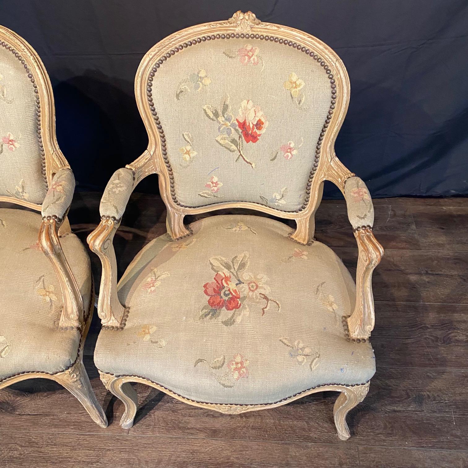 Antique French Pair of Painted Louis XV Armchairs Upholstered in Aubusson Luis XV en venta