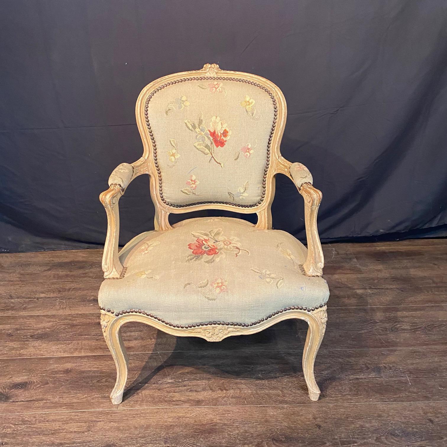 Antique French Pair of Painted Louis XV Armchairs Upholstered in Aubusson Francés en venta