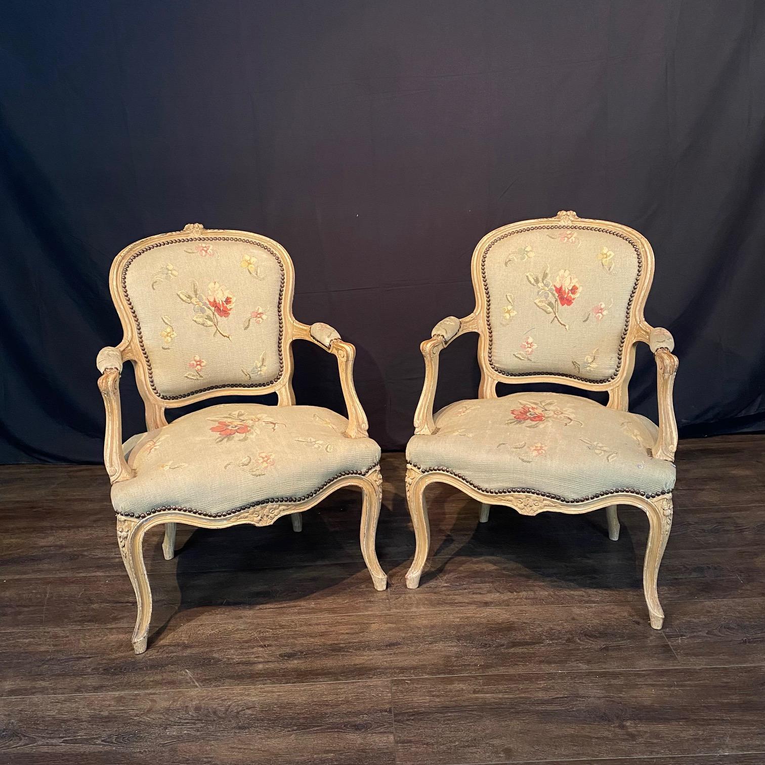 Antique French Pair of Painted Louis XV Armchairs Upholstered in Aubusson en Bueno estado para la venta en Hopewell, NJ
