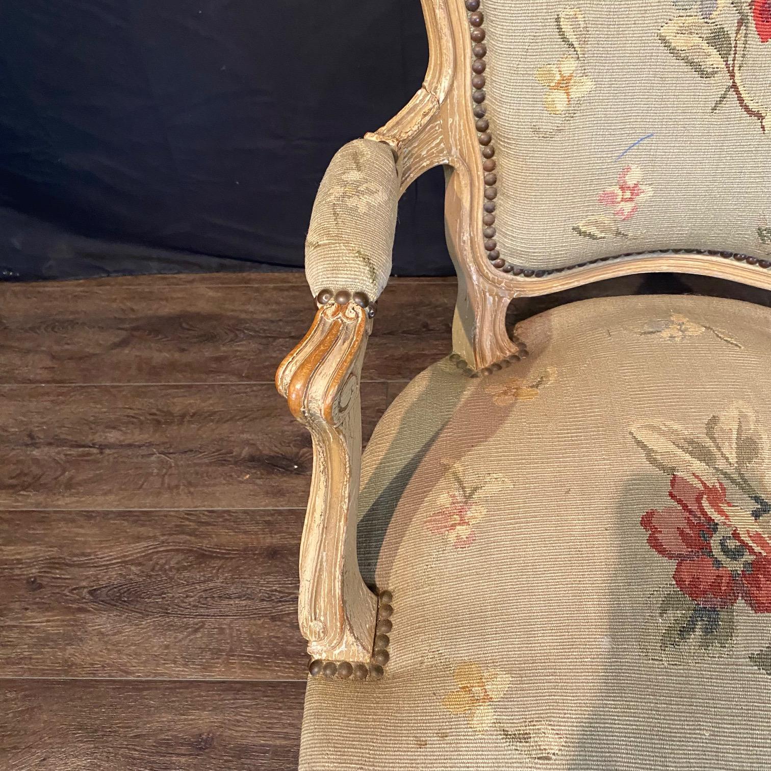 Antique French Pair of Painted Louis XV Armchairs Upholstered in Aubusson siglo XIX en venta