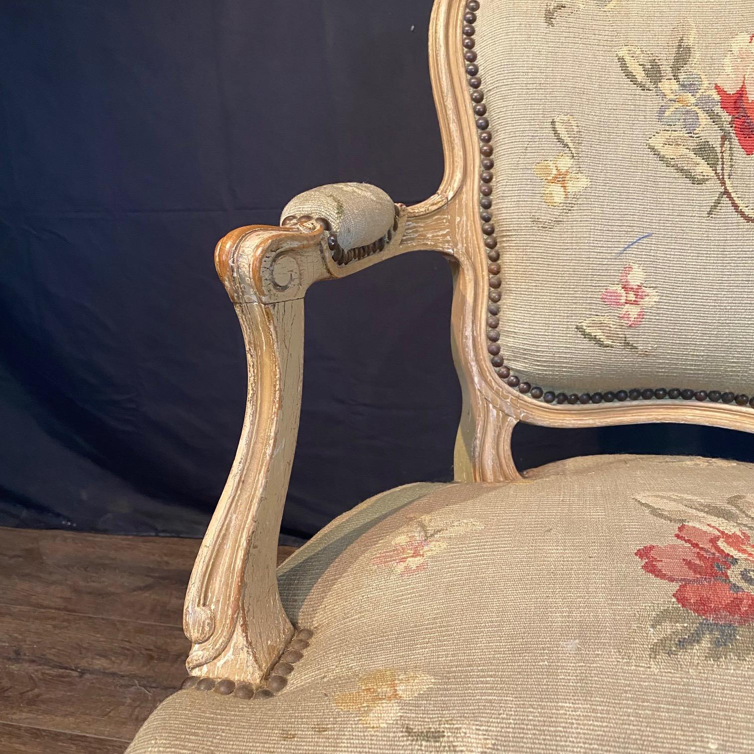 Antique French Pair of Painted Louis XV Armchairs Upholstered in Aubusson Tapiz en venta