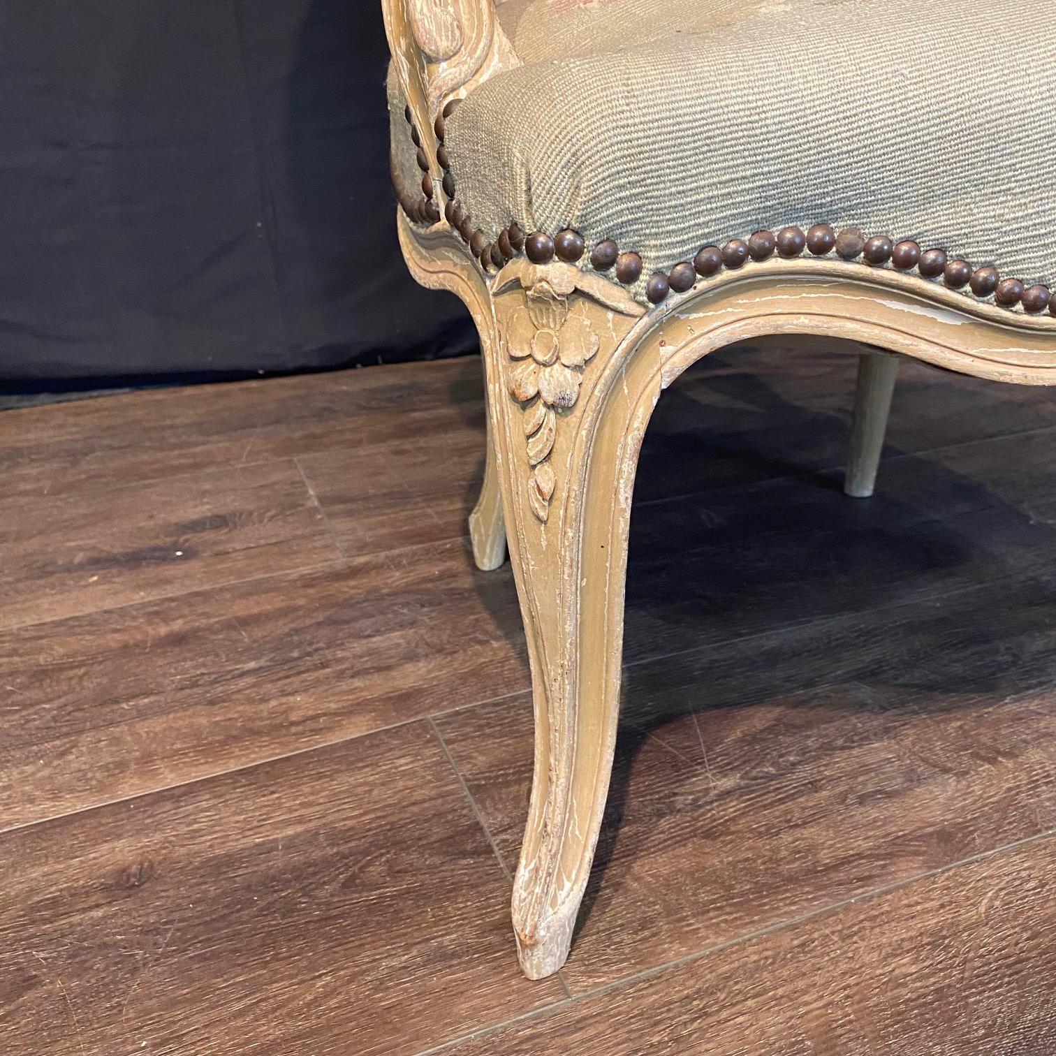 Antique French Pair of Painted Louis XV Armchairs Upholstered in Aubusson en venta 1