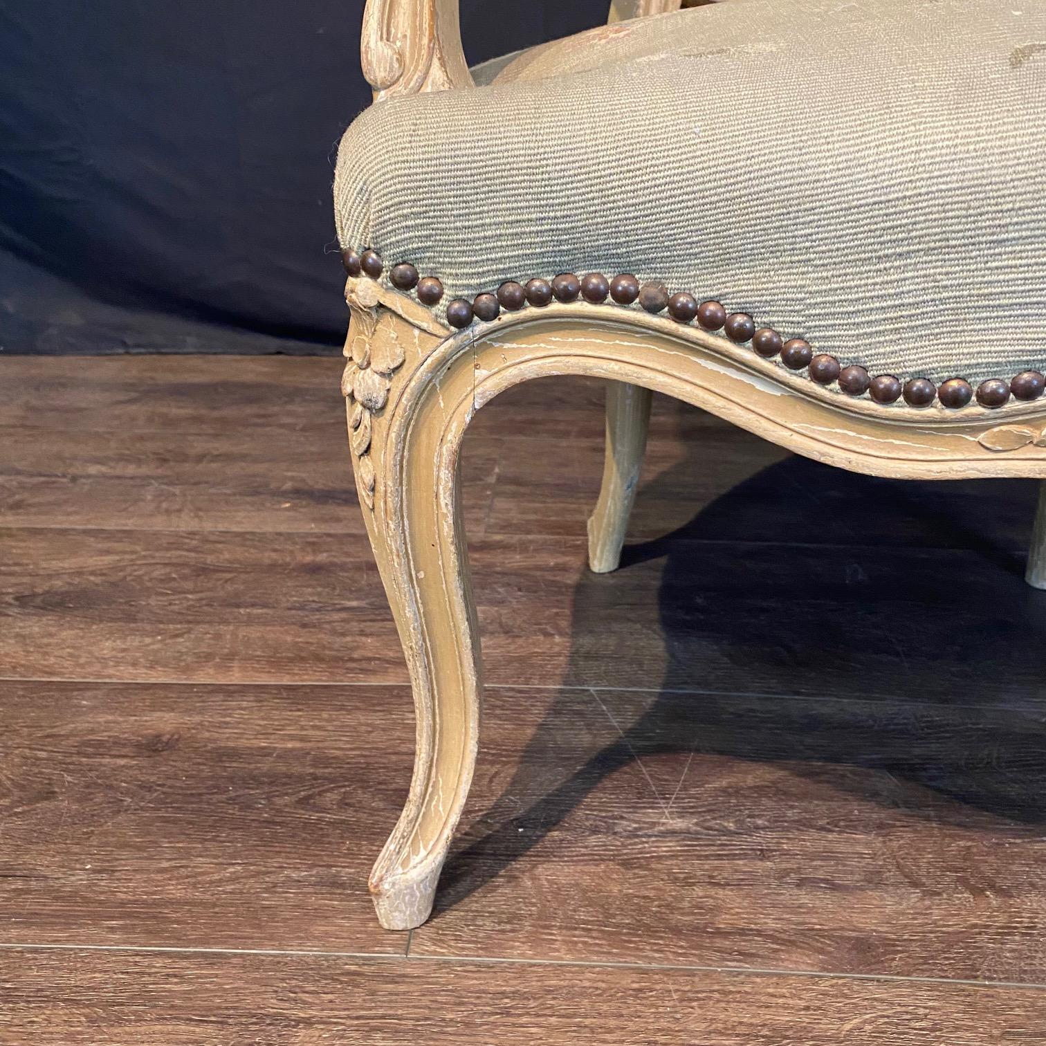 Antique French Pair of Painted Louis XV Armchairs Upholstered in Aubusson en venta 2