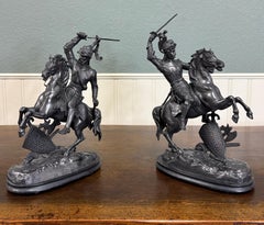 Antique French Paar patiniert Spelter Skulpturen Ritter auf dem Pferderücken