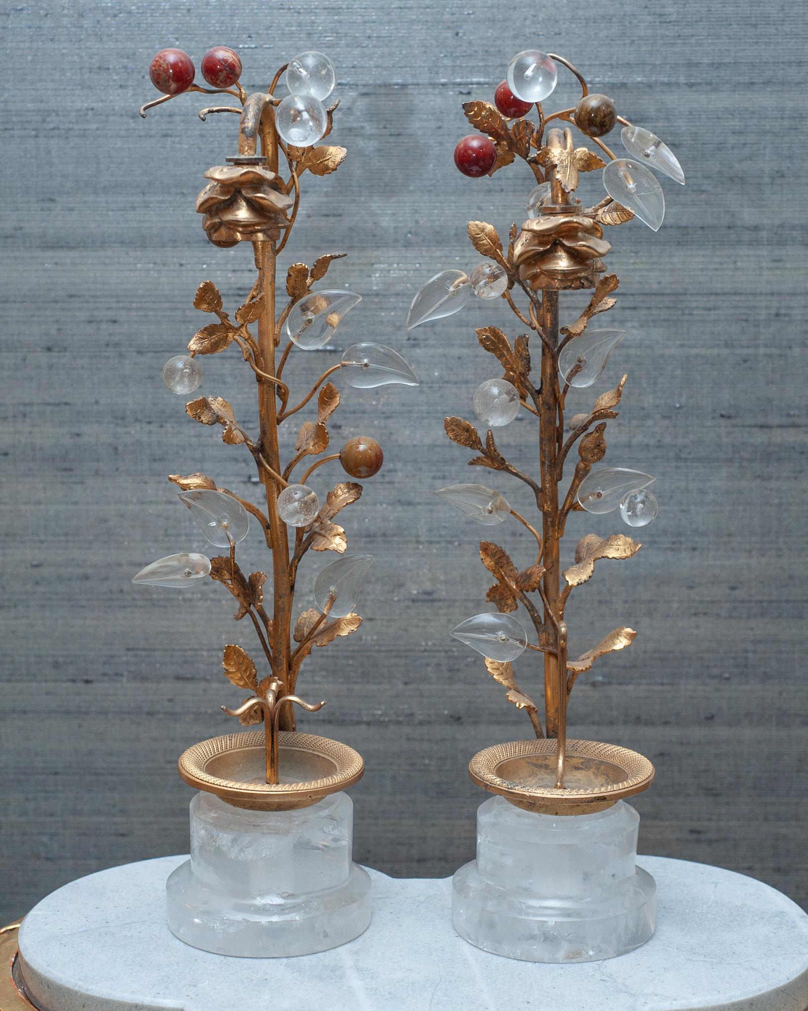 Antikes französisches Paar Bergkristall-Baum-Objekte mit Halbedelsteinfrüchten, Paar  (Vergoldet) im Angebot