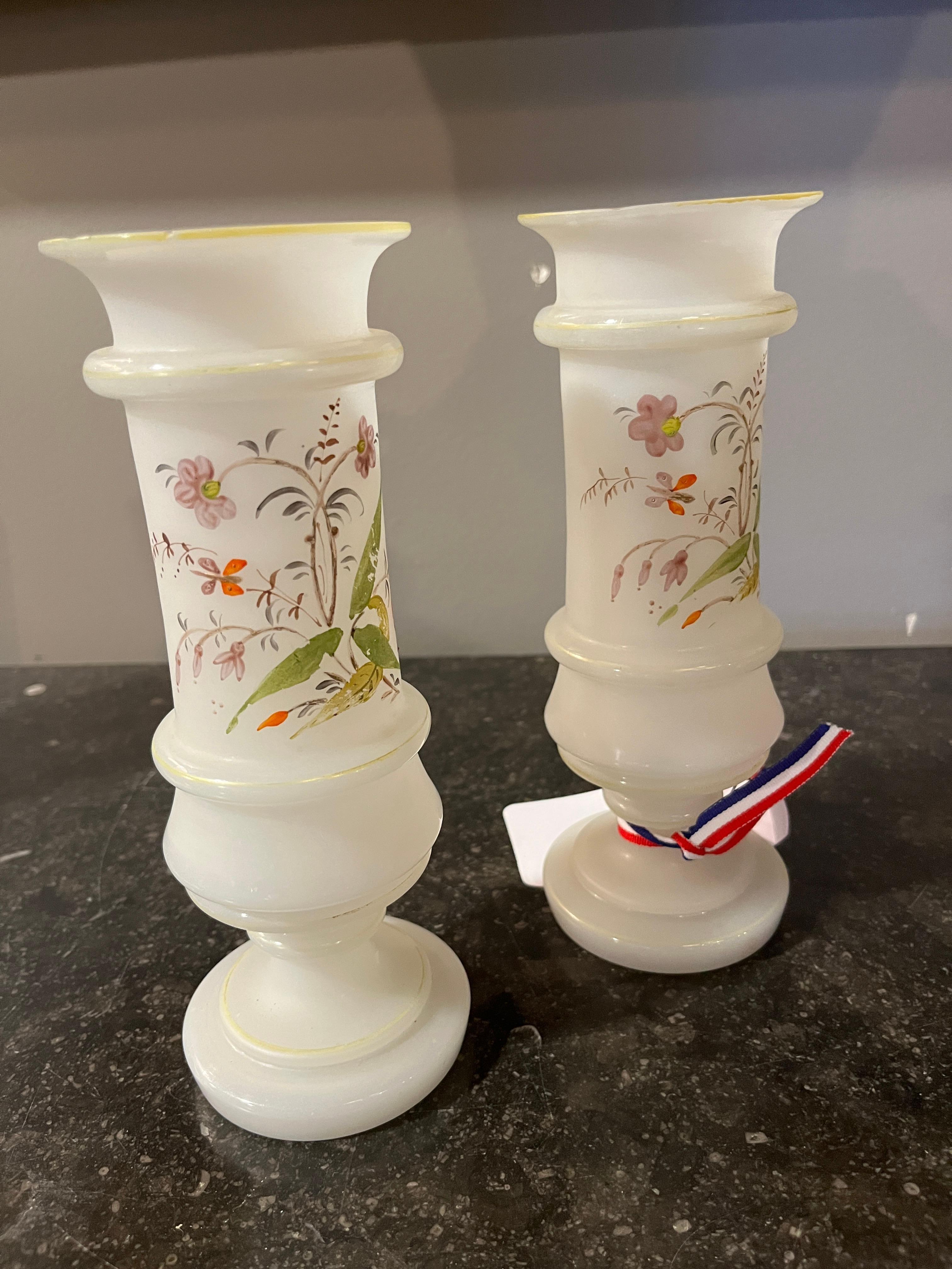 Antique French Coppia di vasi opalini floreali. Bellissima coppia acquistata in Francia. Usura appropriata all'età, vedi foto dettagliate o scrivici per qualsiasi domanda. 