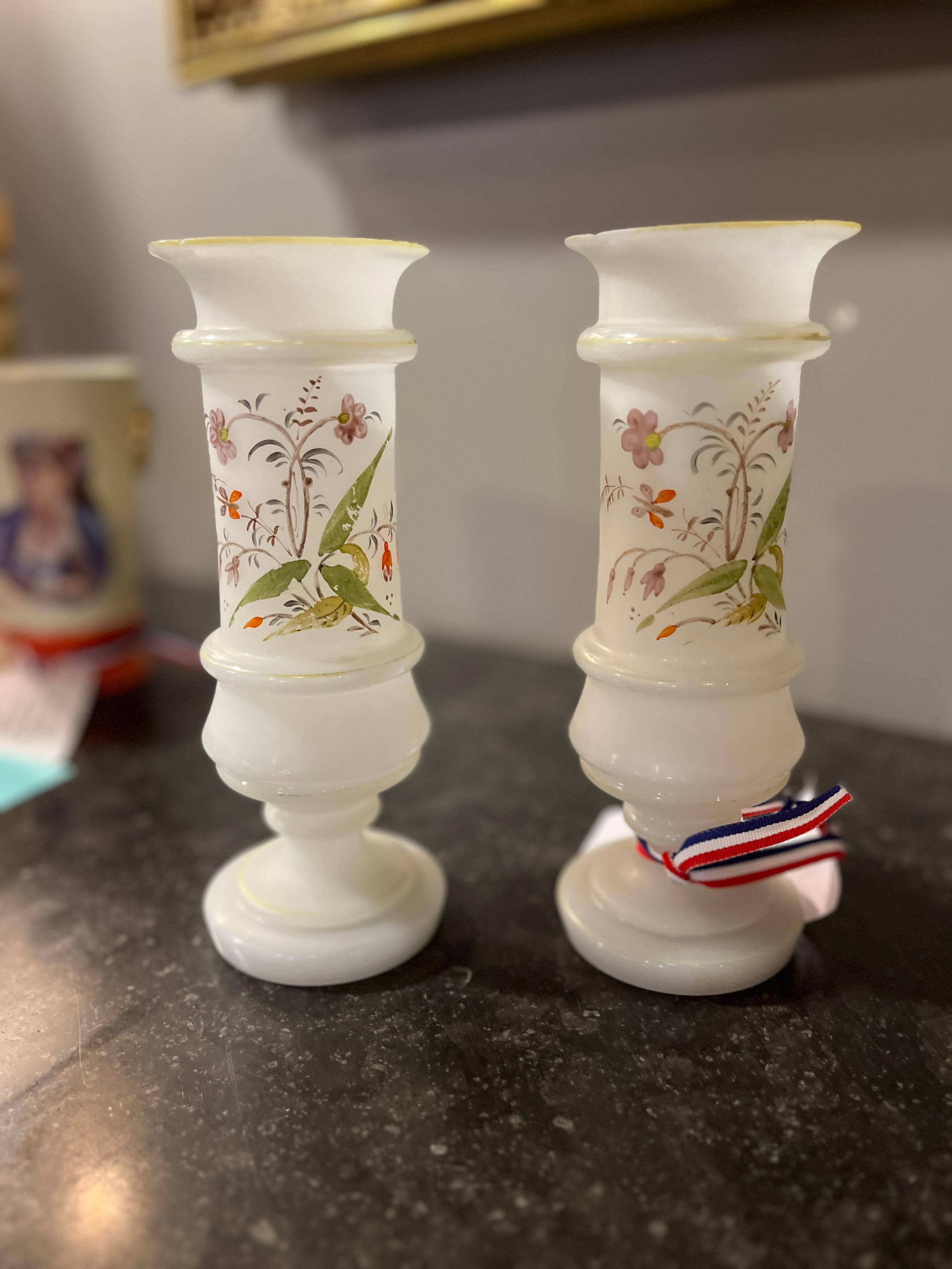 Napoleone III Antique French Coppia di vasi opalini floreali in vendita