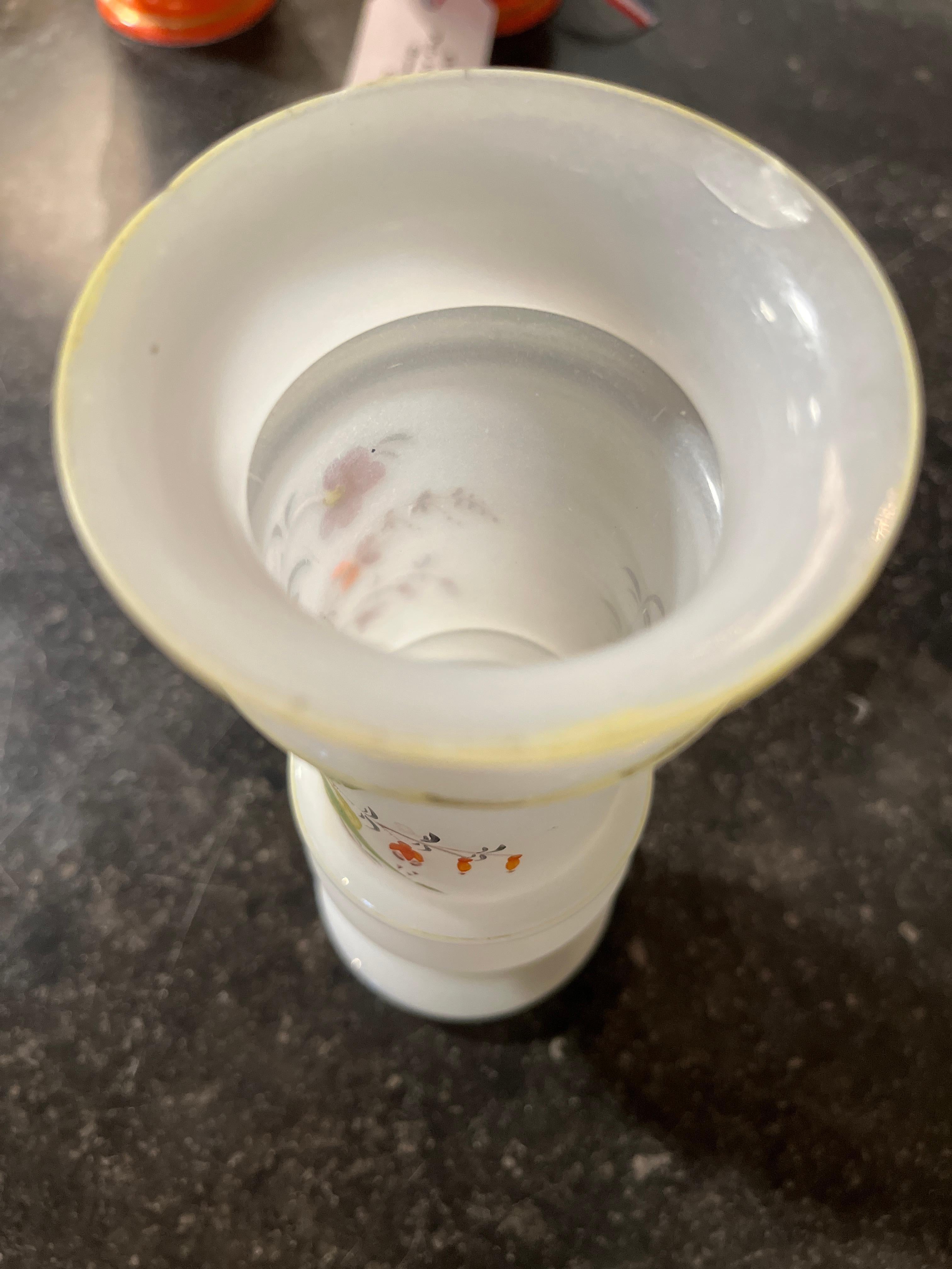 Antique French Coppia di vasi opalini floreali In condizioni buone in vendita a Scottsdale, AZ