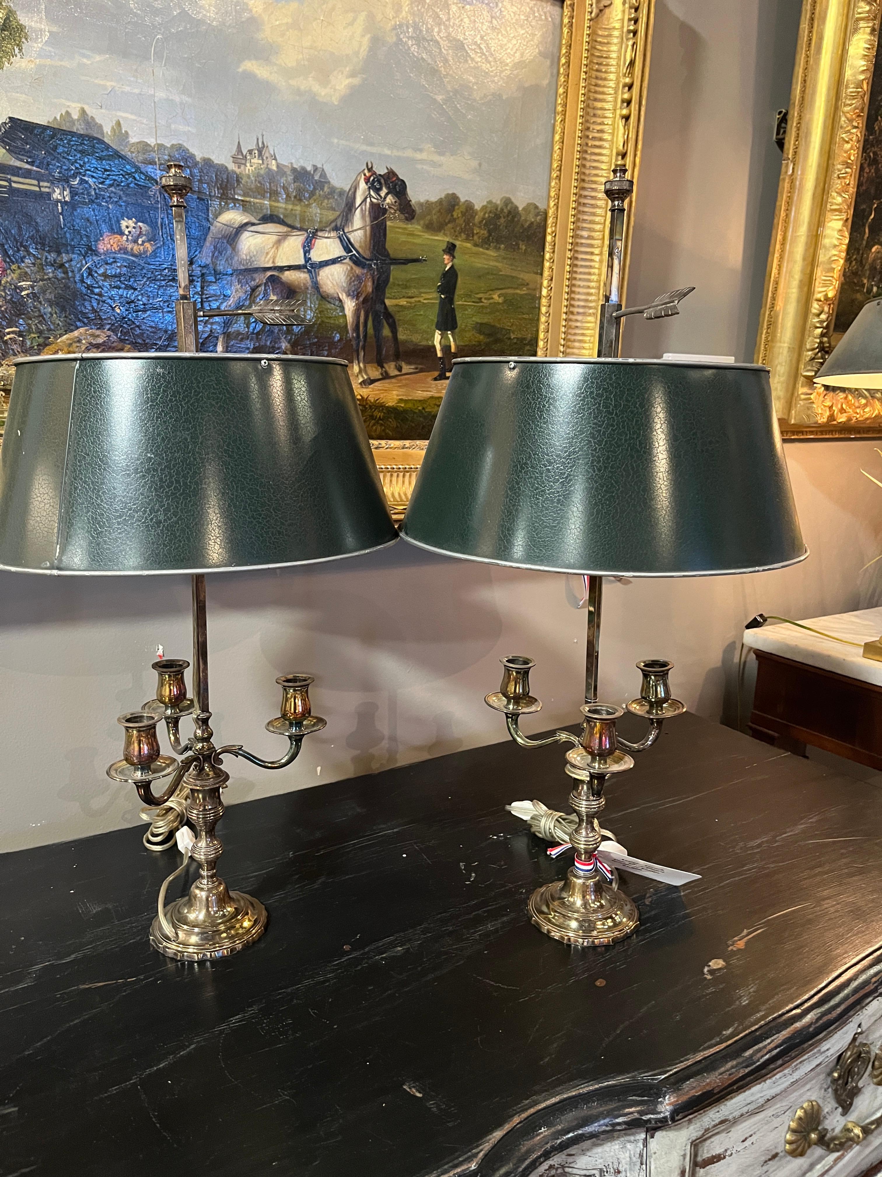 Antique French Coppia di lampade Bouillotte placcate in argento. Bellissima coppia acquistata in Francia. Usura appropriata all'età, vedi foto dettagliate o scrivici per qualsiasi domanda. 
