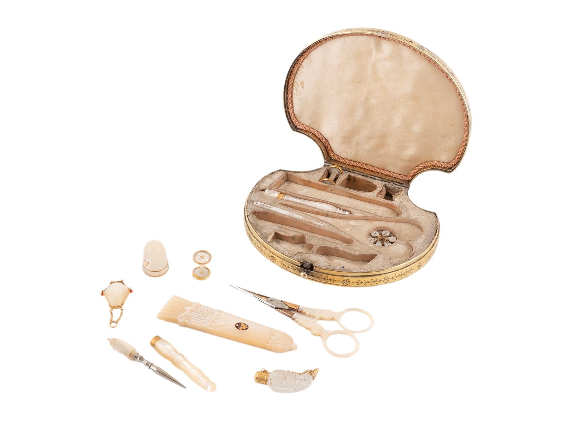 Antique French Palais Royal Mother of Pearl Clam Necessaire Etui en vente 3