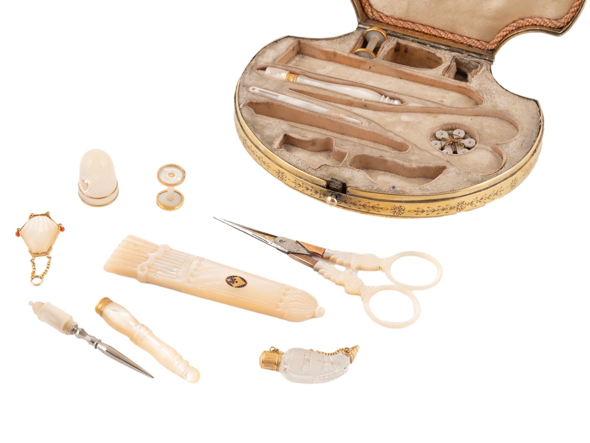 Antique French Palais Royal Mother of Pearl Clam Necessaire Etui en vente 4