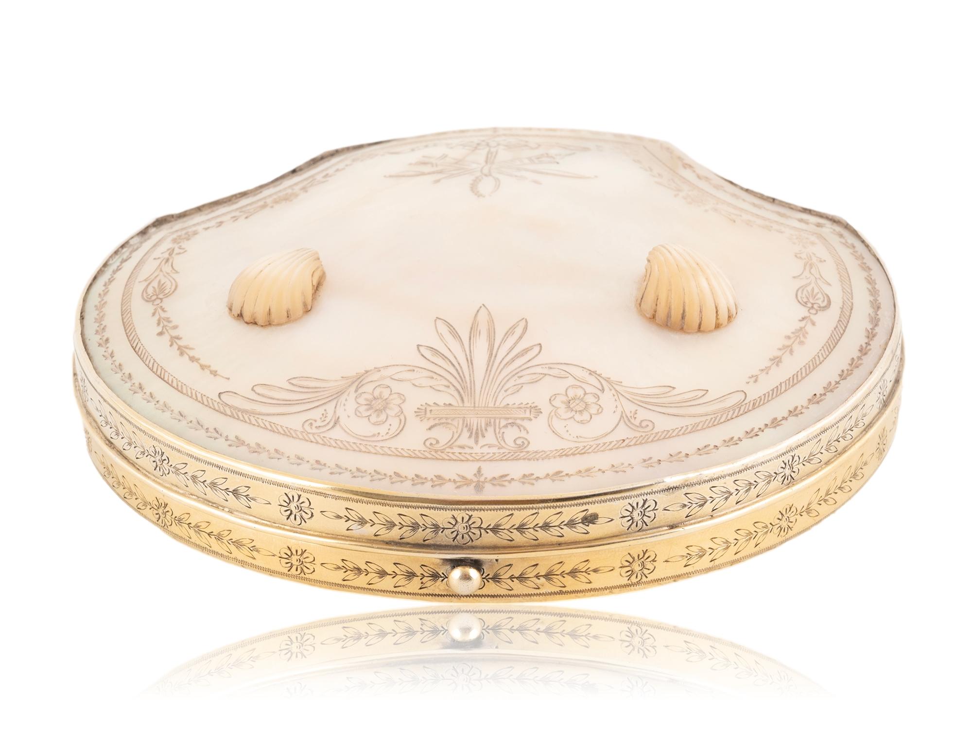 Français Antique French Palais Royal Mother of Pearl Clam Necessaire Etui en vente