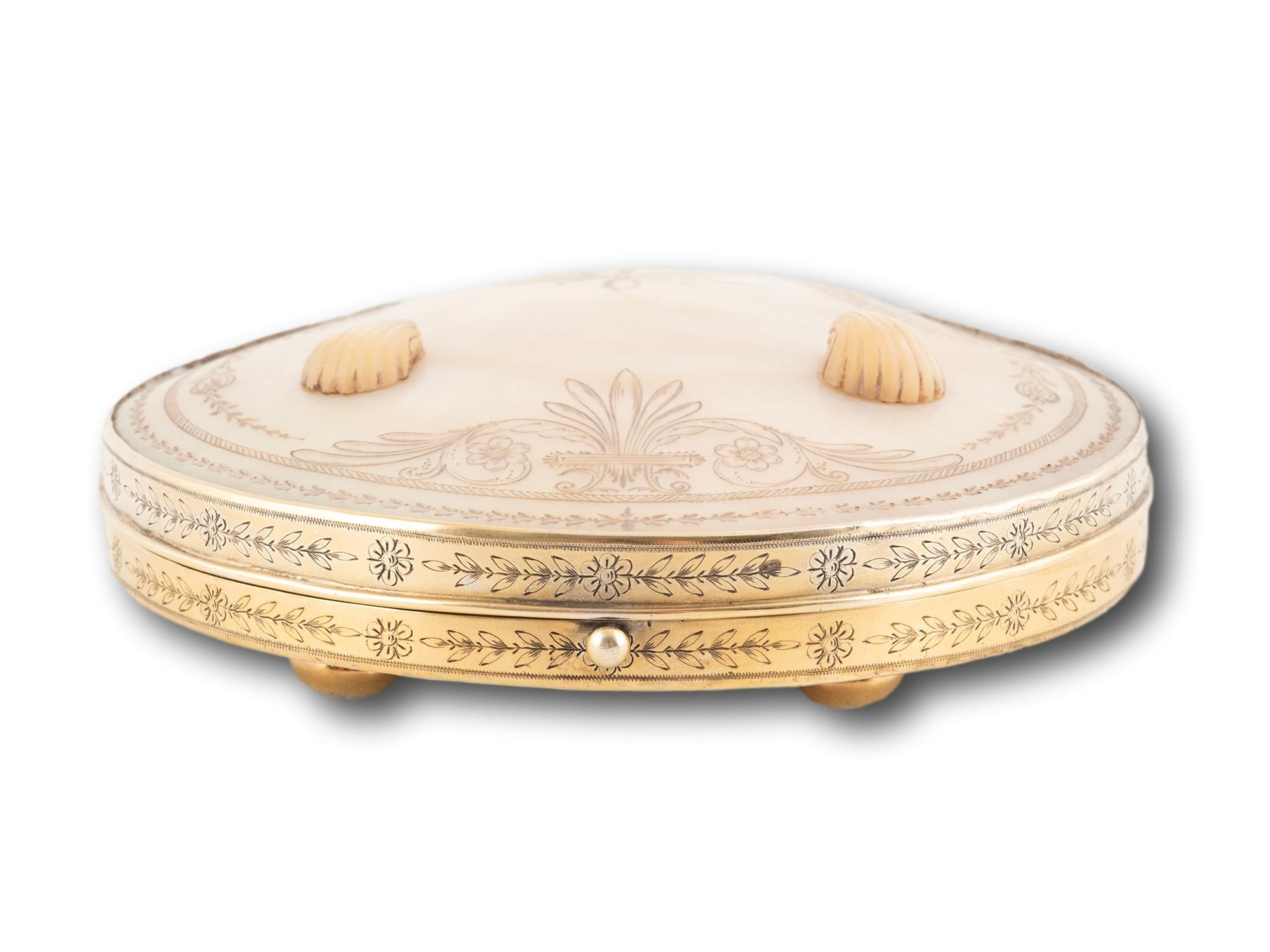 Sculpté à la main Antique French Palais Royal Mother of Pearl Clam Necessaire Etui en vente