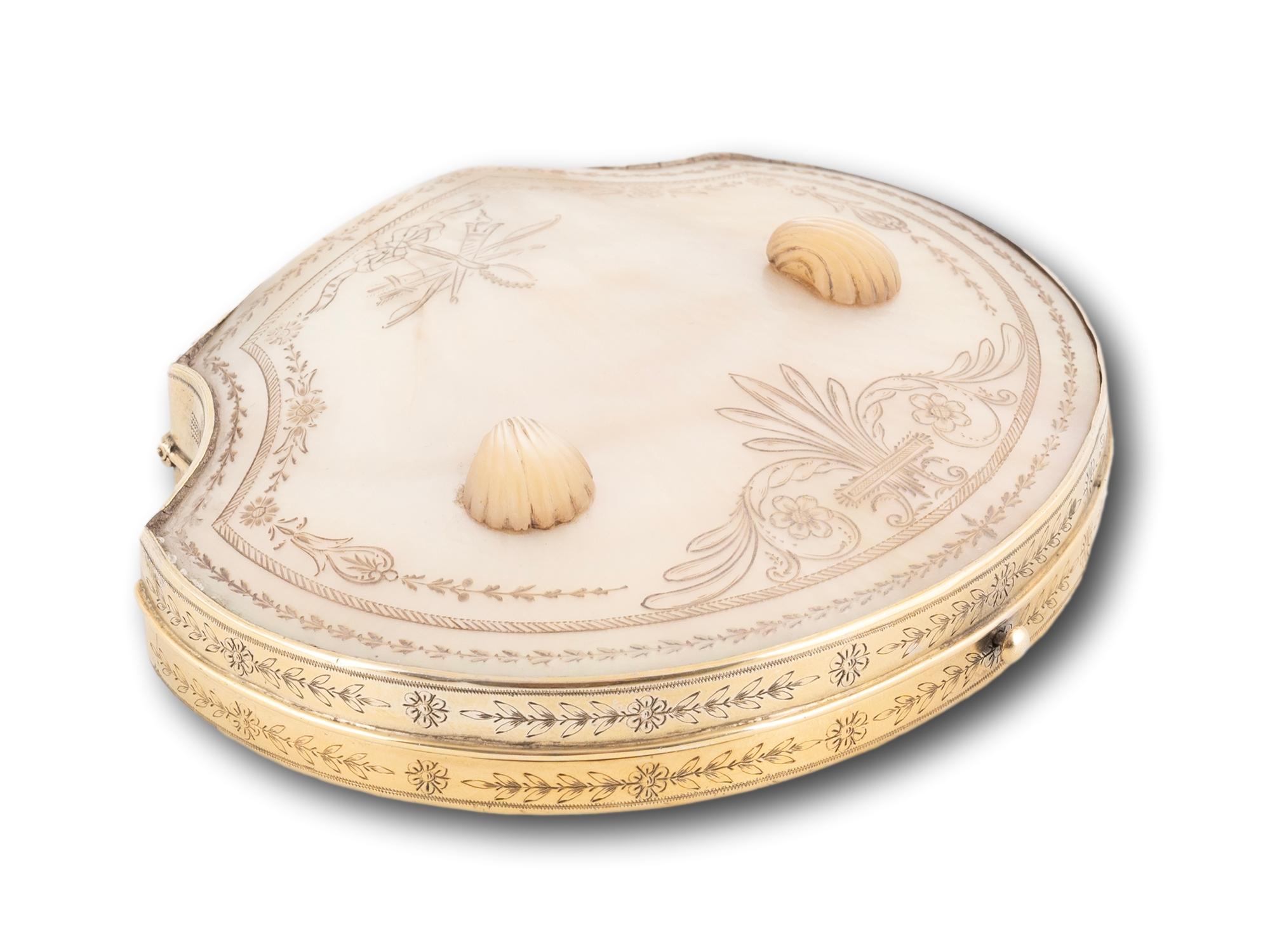 Antique French Palais Royal Mother of Pearl Clam Necessaire Etui Bon état - En vente à Northampton, GB