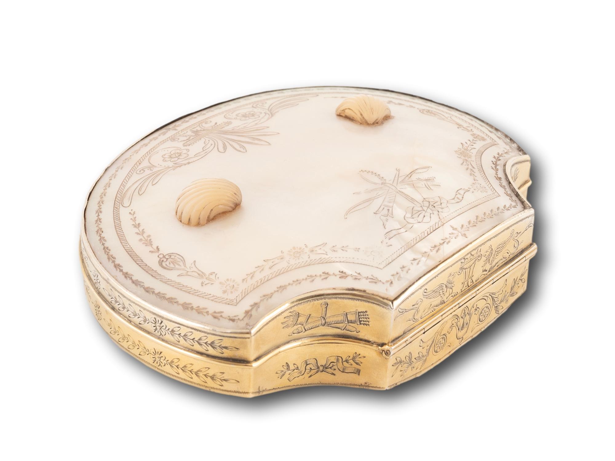 XIXe siècle Antique French Palais Royal Mother of Pearl Clam Necessaire Etui en vente