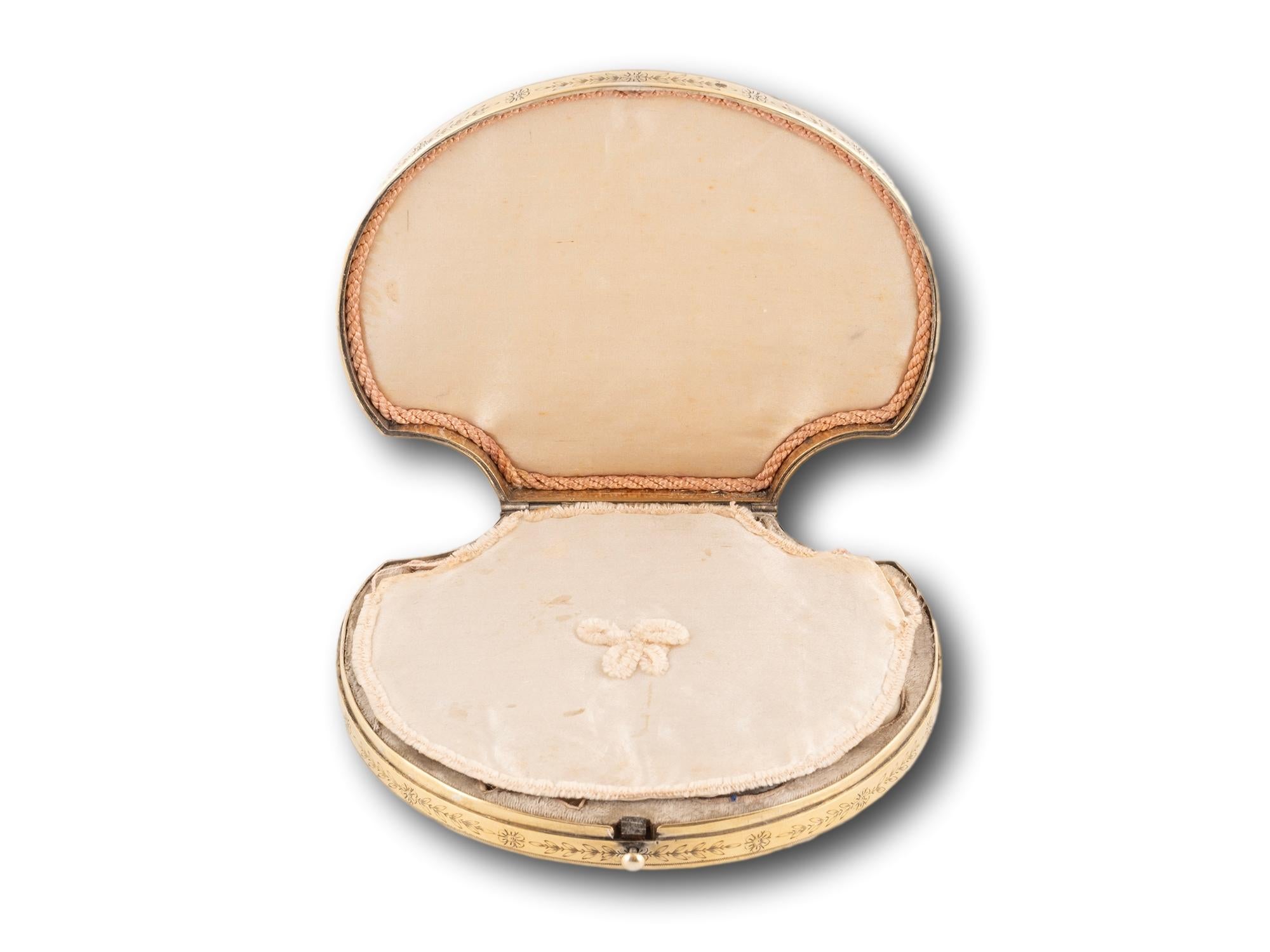 Laiton Antique French Palais Royal Mother of Pearl Clam Necessaire Etui en vente