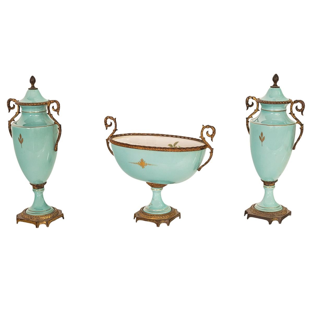Début du 20ème siècle Antiquité française bleu pâle Sèvres Paris Porcelaine Ormolu Vase Coupe Garniture 1915 en vente
