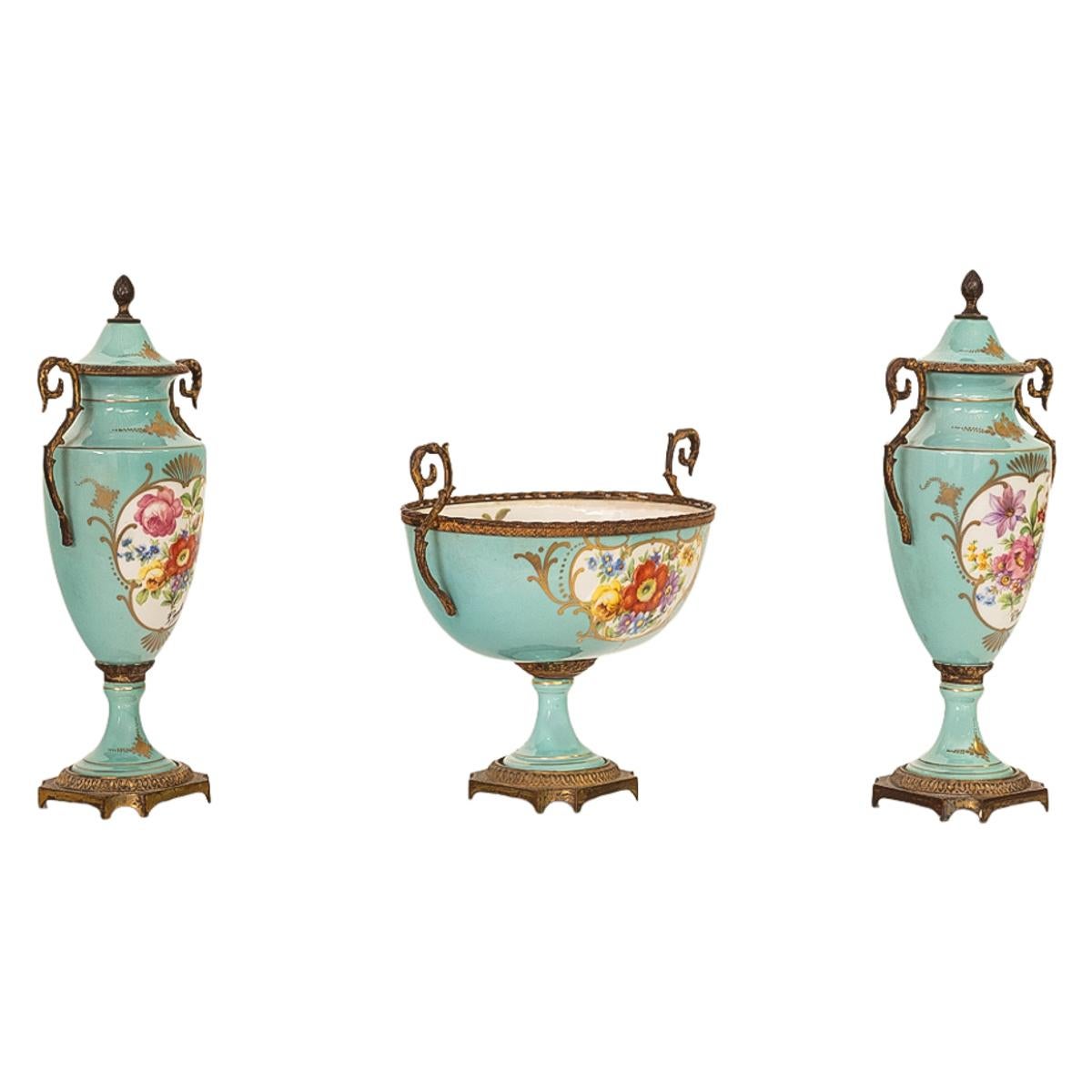 Bronze doré Antiquité française bleu pâle Sèvres Paris Porcelaine Ormolu Vase Coupe Garniture 1915 en vente