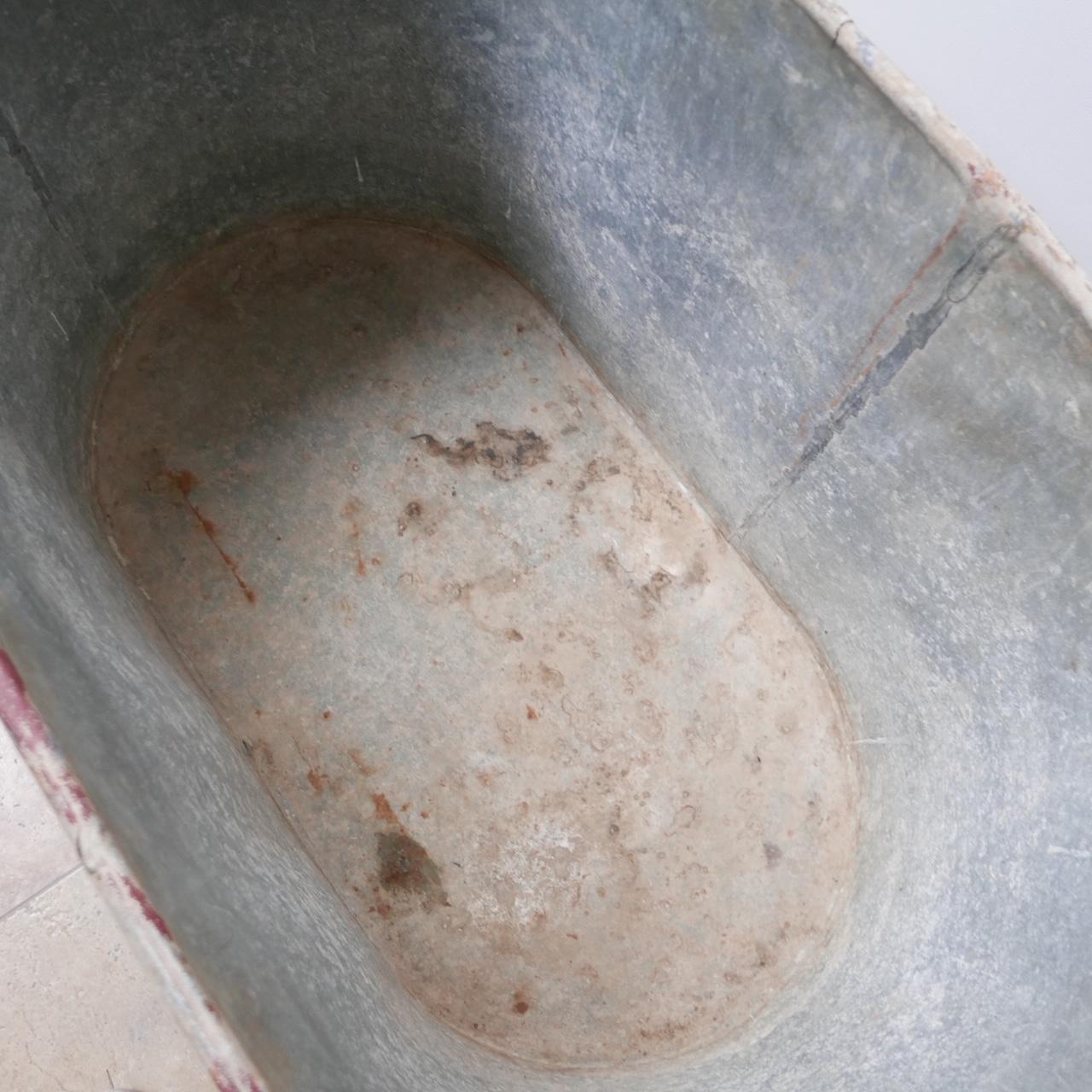 Antike französische getäfelte Badekanne oder Pflanzgefäß (Französisch) im Angebot