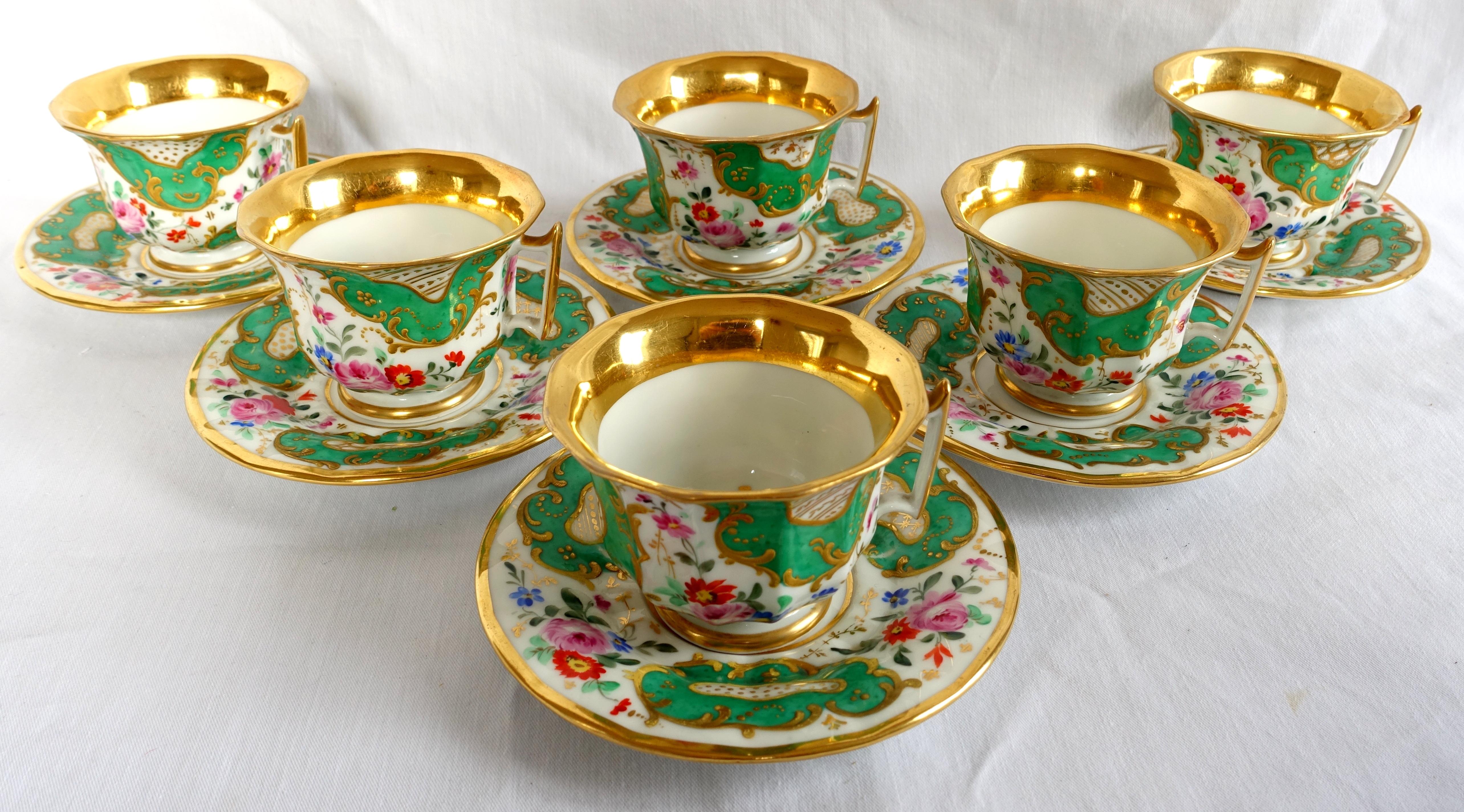 Antique French Paris porcelain coffee or tea set for 6 guests composed of 6 coffee cups and their saucer. Large format for XL coffees or teatime.
Beautiful polychromatic model decorated with flowers and green cartouches enhanced with fine gold gilt,