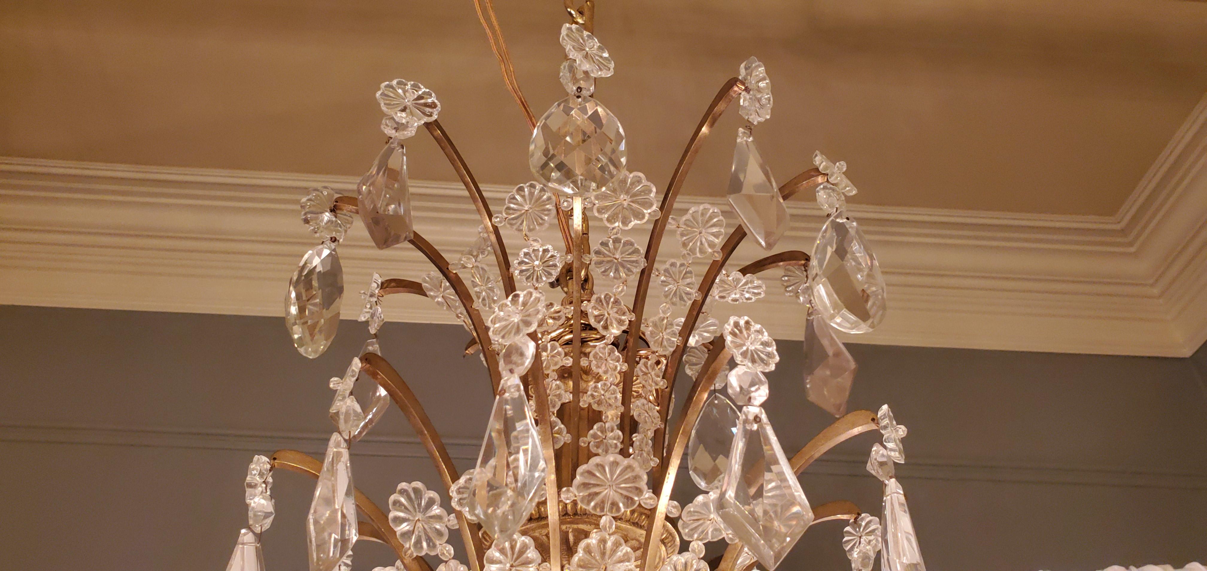 Un lampadario molto bello con il suo drappeggio elegante.