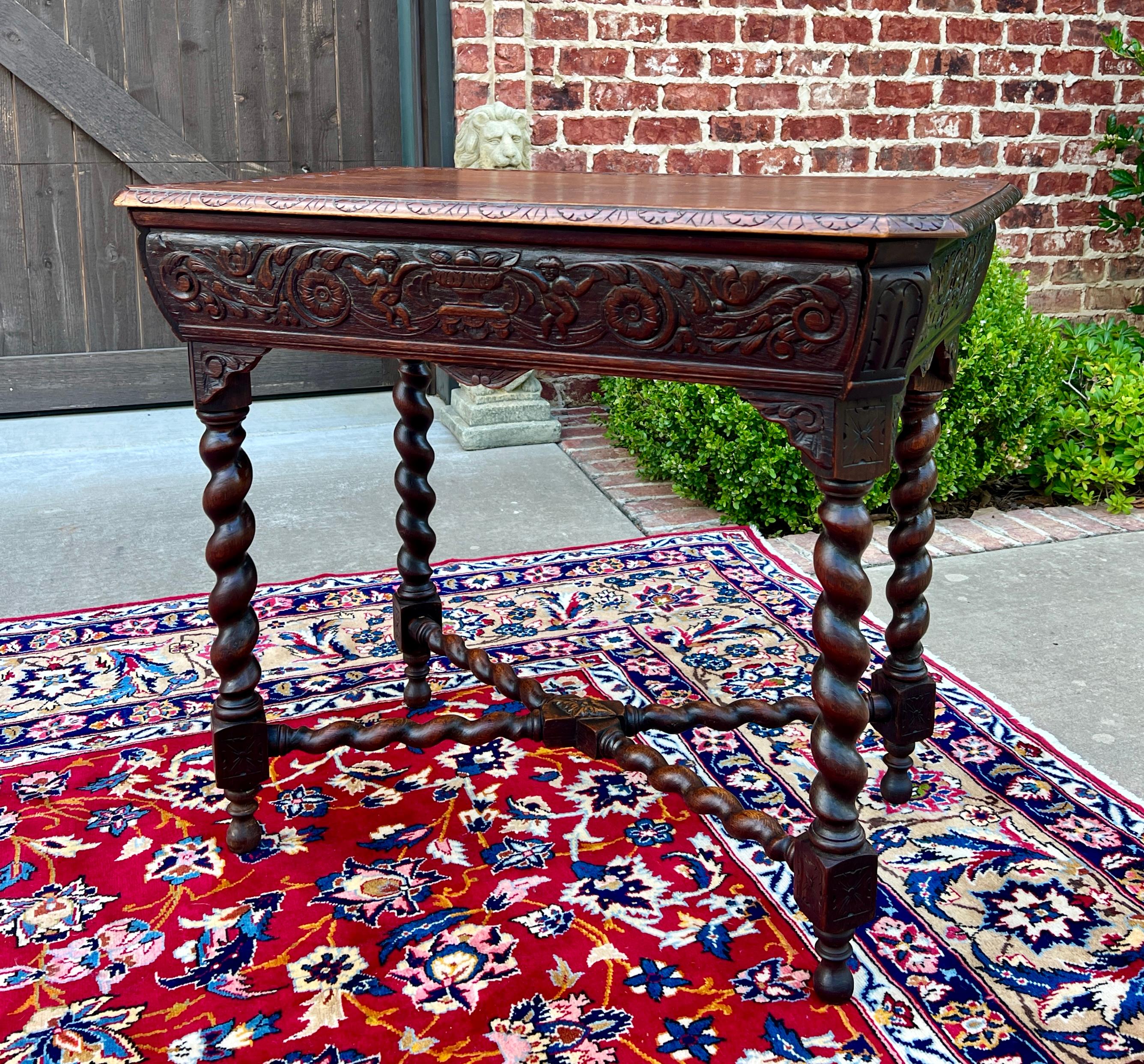 Entrée, hall d'entrée en chêne français ancien de la fin du 19ème siècle,  Table de salon ou d'appoint ~Chérubins sculptés et coins en biais~~Victorian Era Renaissance Revival
~~c. 1890s

Ces tables polyvalentes étaient très populaires dans les