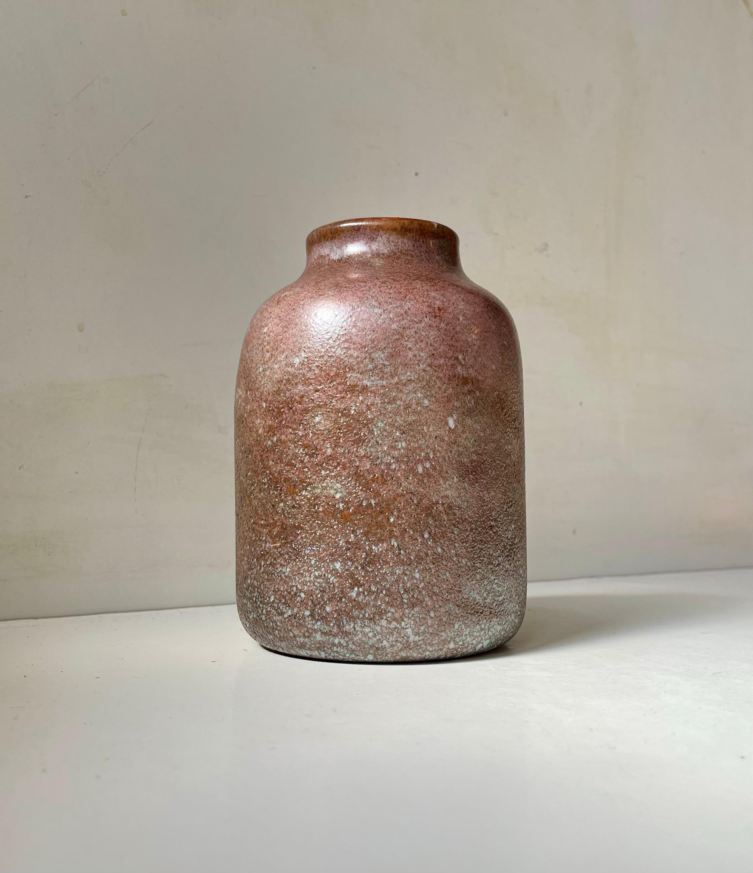 Questo insolito vaso, che sembra quasi un pezzo di vetro antico romano, è stato realizzato in Francia tra il 1880 e il 1920 da un vetraio anonimo. Mostra una tecnica in cui l'interno è realizzato in pasta di vetro e l'esterno è costruito con strati