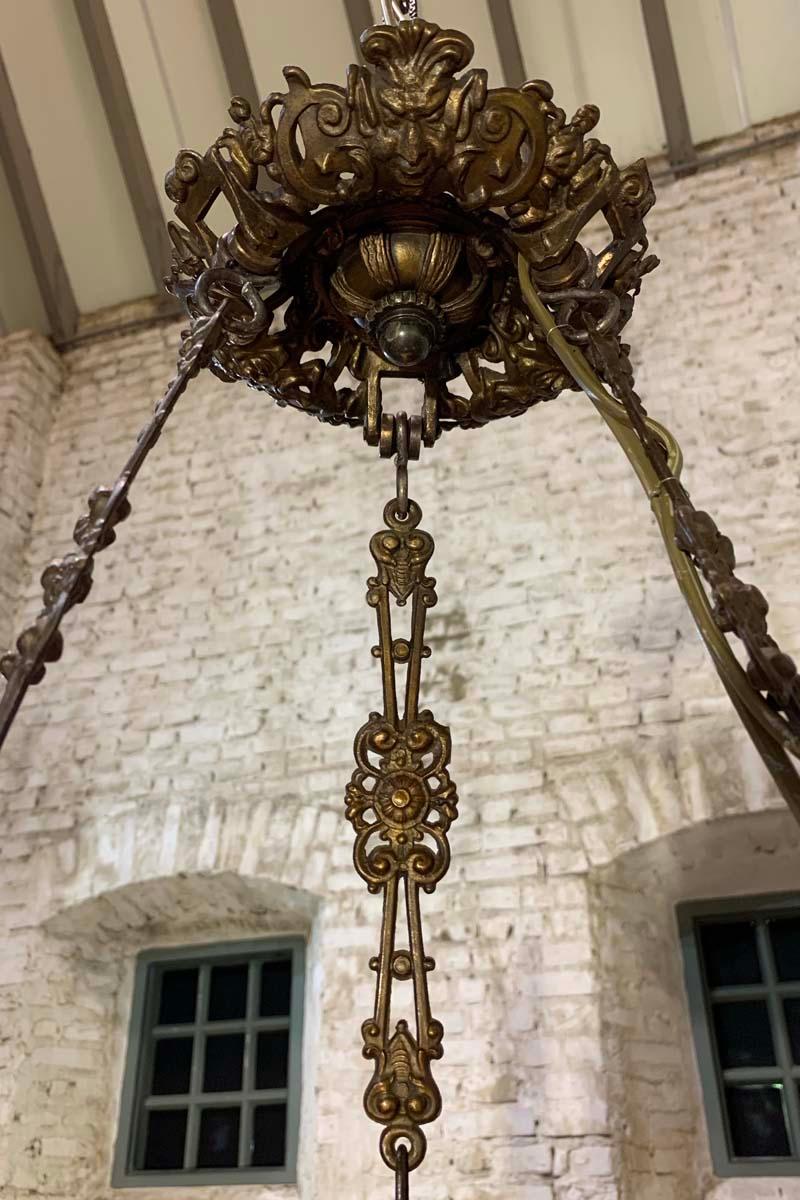 A beautifull large Art Nouveau chandelier in patinated brass.
This chandelier was made in France circa 1900 and is clearly an Art Nouveau or Jugenstil chandelier with its natural and floral design elements. Art Nouveau is an International Style of